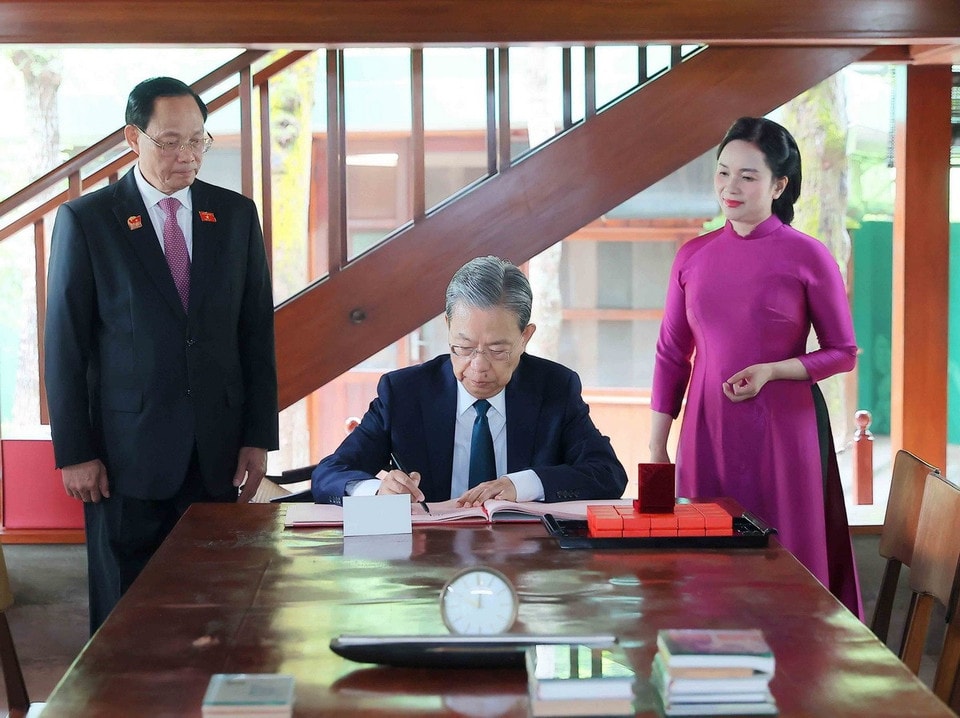 Ủy viên trưởng Nhân đại toàn quốc Trung Quốc Triệu Lạc Tế ghi lưu bút tại Khu di tích Chủ tịch Hồ Chí Minh tại Phủ Chủ tịch. (Ảnh: An Đăng/TTXVN)