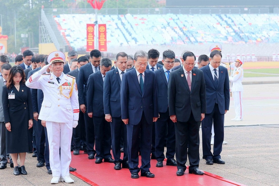 Ủy viên trưởng Nhân đại toàn quốc Trung Quốc Triệu Lạc Tế và Đoàn đại biểu cấp cao Đảng, Nhà nước Trung Quốc tưởng niệm Chủ tịch Hồ Chí Minh. (Ảnh: An Đăng/TTXVN)