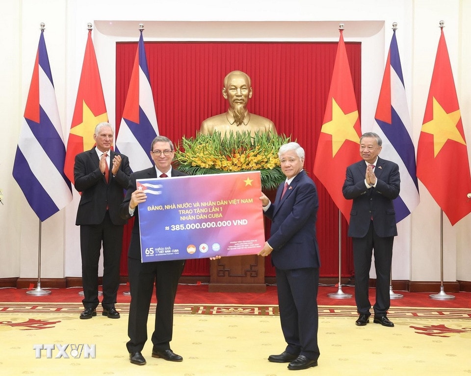 Tổng Bí thư Tô Lâm và Bí thư thứ Nhất, Chủ tịch nước Cuba Miguel Díaz-Canel Bermúdez chứng kiến Lễ trao tặng lần I món quà 385 tỷ đồng của Đảng, Nhà nước và nhân dân Việt Nam tặng nhân dân Cuba. (Ảnh: Thống Nhất/TTXVN)