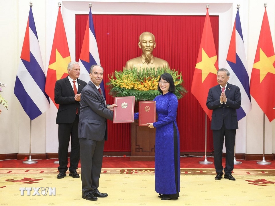 Tổng Bí thư Tô Lâm và Bí thư thứ Nhất, Chủ tịch nước Cuba Miguel Díaz-Canel Bermúdez chứng kiến Lễ trao Biên bản ghi nhớ về hợp tác y tế giữa Ủy ban Nhân dân Thành phố Hồ Chí Minh và Bộ Y tế Cuba. (Ảnh: Thống Nhất/TTXVN)