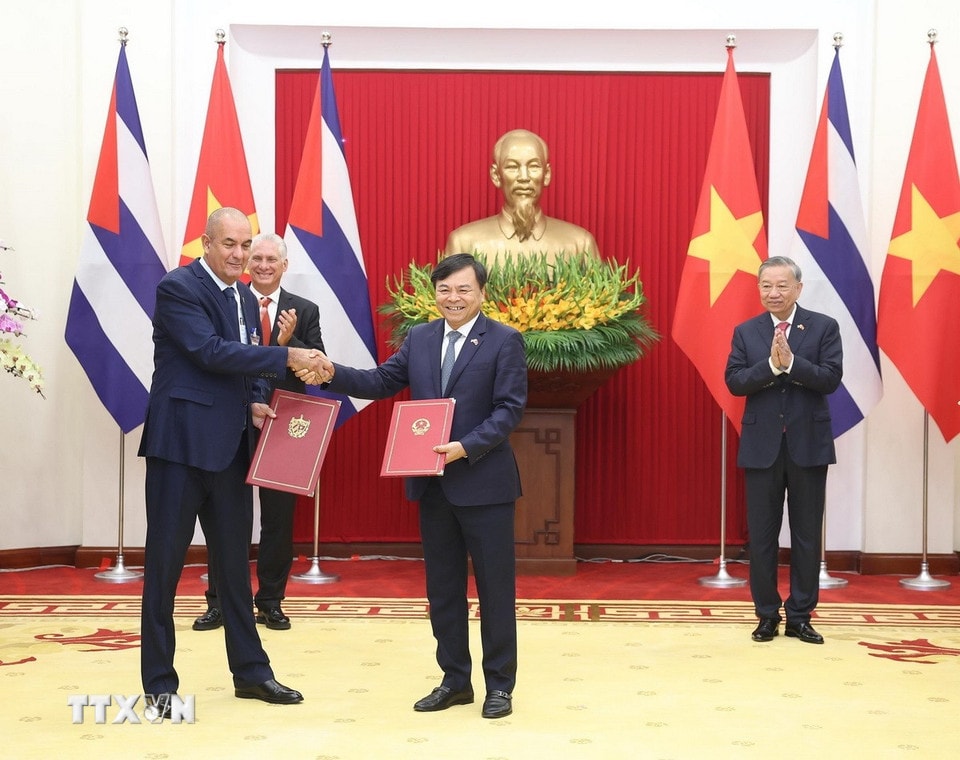 Tổng Bí thư Tô Lâm và Bí thư thứ Nhất, Chủ tịch nước Cuba Miguel Díaz-Canel Bermúdez chứng kiến Lễ trao Thỏa thuận hợp tác nông nghiệp giữa Chính phủ hai nước về đẩy mạnh sản xuất lúa gạo, từng bước đảm bảo an ninh lương thực tại Cuba giai đoạn 2025-2027. (Ảnh: Thống Nhất/TTXVN)