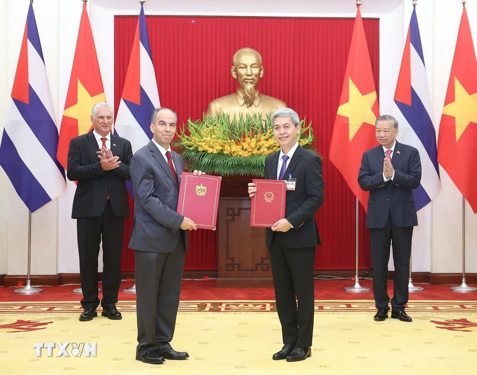 Tổng Bí thư Tô Lâm và Bí thư thứ Nhất, Chủ tịch nước Cuba Miguel Díaz-Canel Bermúdez chứng kiến Lễ trao Biên bản Ghi nhớ về hợp tác trong lĩnh vực lưu trữ và quản lý tài liệu giữa Cục lưu trữ (Bộ Nội vụ, Việt Nam) và Cục lưu trữ Nhà nước (Cộng hòa Cuba). (Ảnh: Thống Nhất/TTXVN)