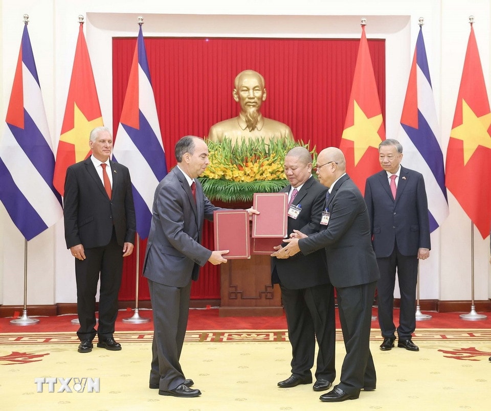Tổng Bí thư Tô Lâm và Bí thư thứ Nhất, Chủ tịch nước Cuba Miguel Díaz-Canel Bermúdez chứng kiến Lễ trao Biên bản ghi nhớ về việc thành lập liên doanh giữa Công ty trách nhiệm hữu hạn Tập đoàn đầu tư hoa sen, Viện Kinh tế Xanh và Tập đoàn Labiofarm. (Ảnh: Thống Nhất/TTXVN)
