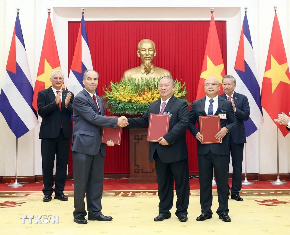 Tổng Bí thư Tô Lâm và Bí thư thứ Nhất, Chủ tịch nước Cuba Miguel Díaz-Canel Bermúdez chứng kiến Lễ trao Biên bản ghi nhớ về việc thành lập liên doanh giữa Công ty trách nhiệm hữu hạn Tập đoàn đầu tư hoa sen, Viện Kinh tế Xanh và Tập đoàn Labiofarm. (Ảnh: Thống Nhất/TTXVN)