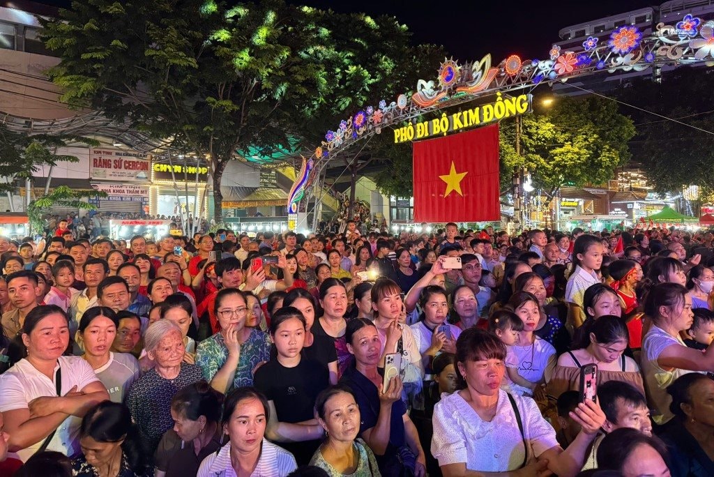 142844_dong_dao_nguoi_dan_du_khach_den_tham_gia_cac_hoat_dong_soi_dong_tai_pho_di_bo_kim_dong_20593502.jpg