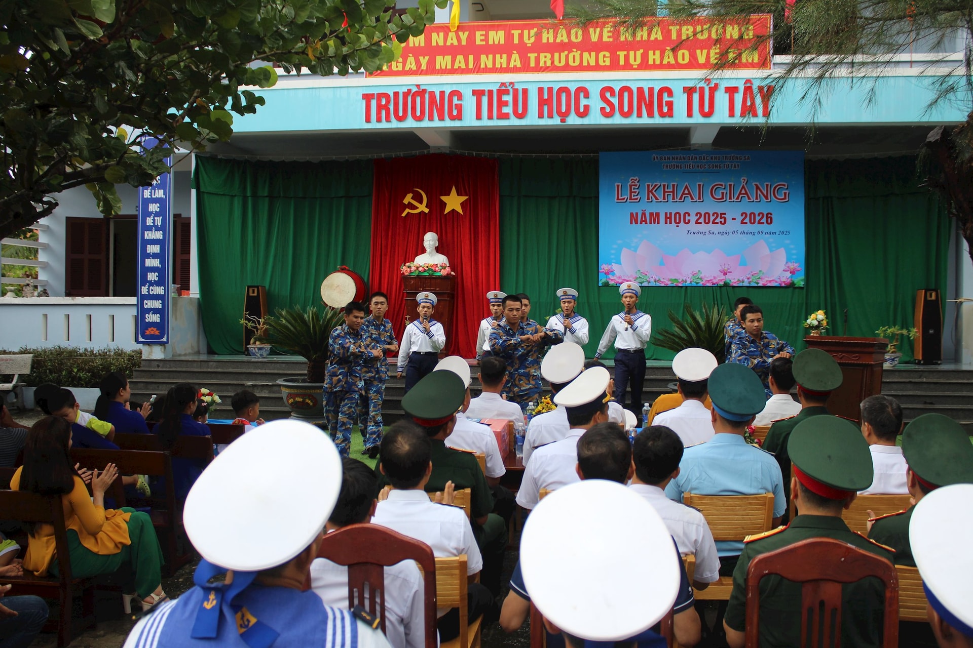 can-bo-chien-xsix-bieur-dien-nhan-le-khai-giang.jpg
