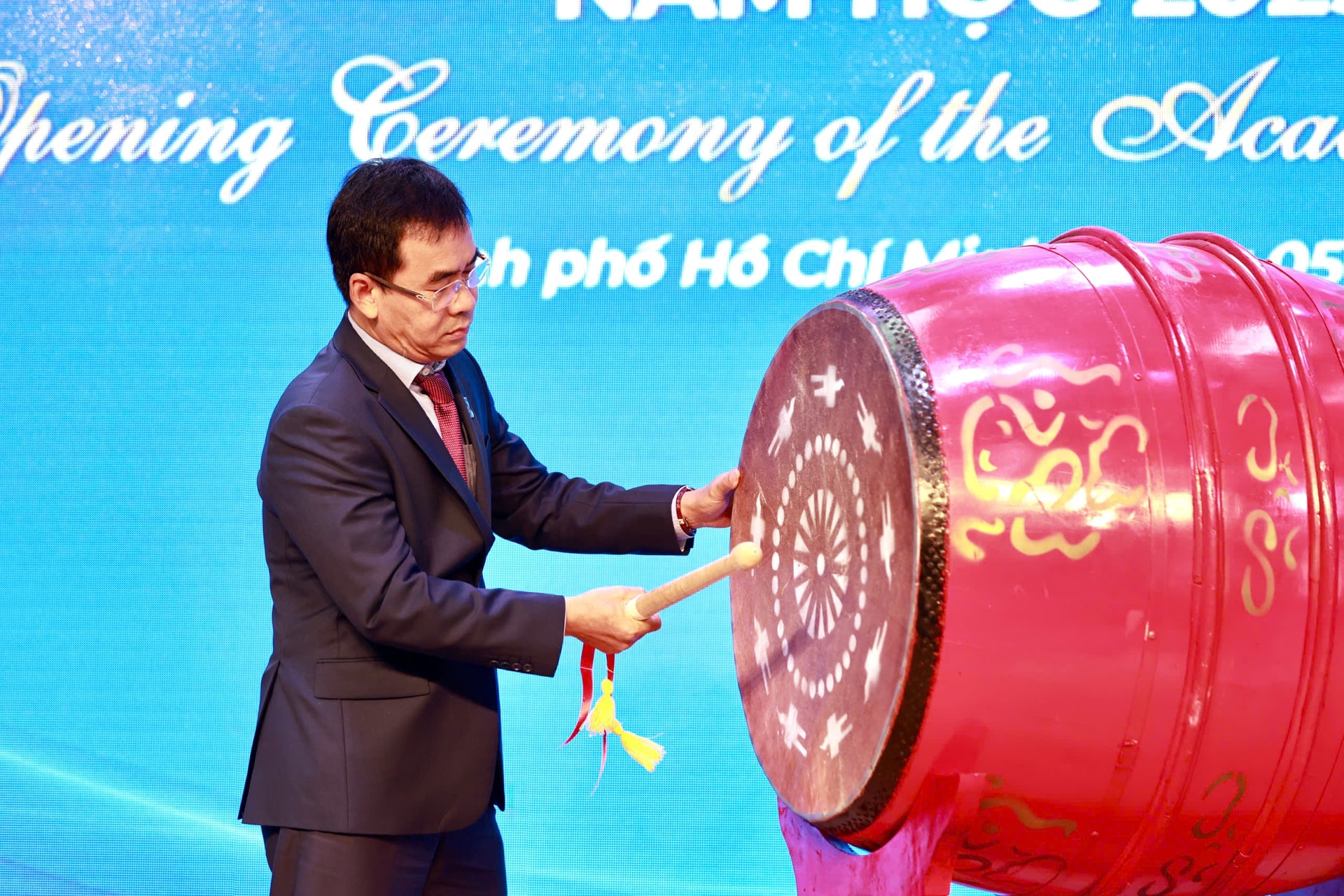 hieu-truong-le-truong-son-danh-trong-khai-giang-nam-hoc-25-26.jpg