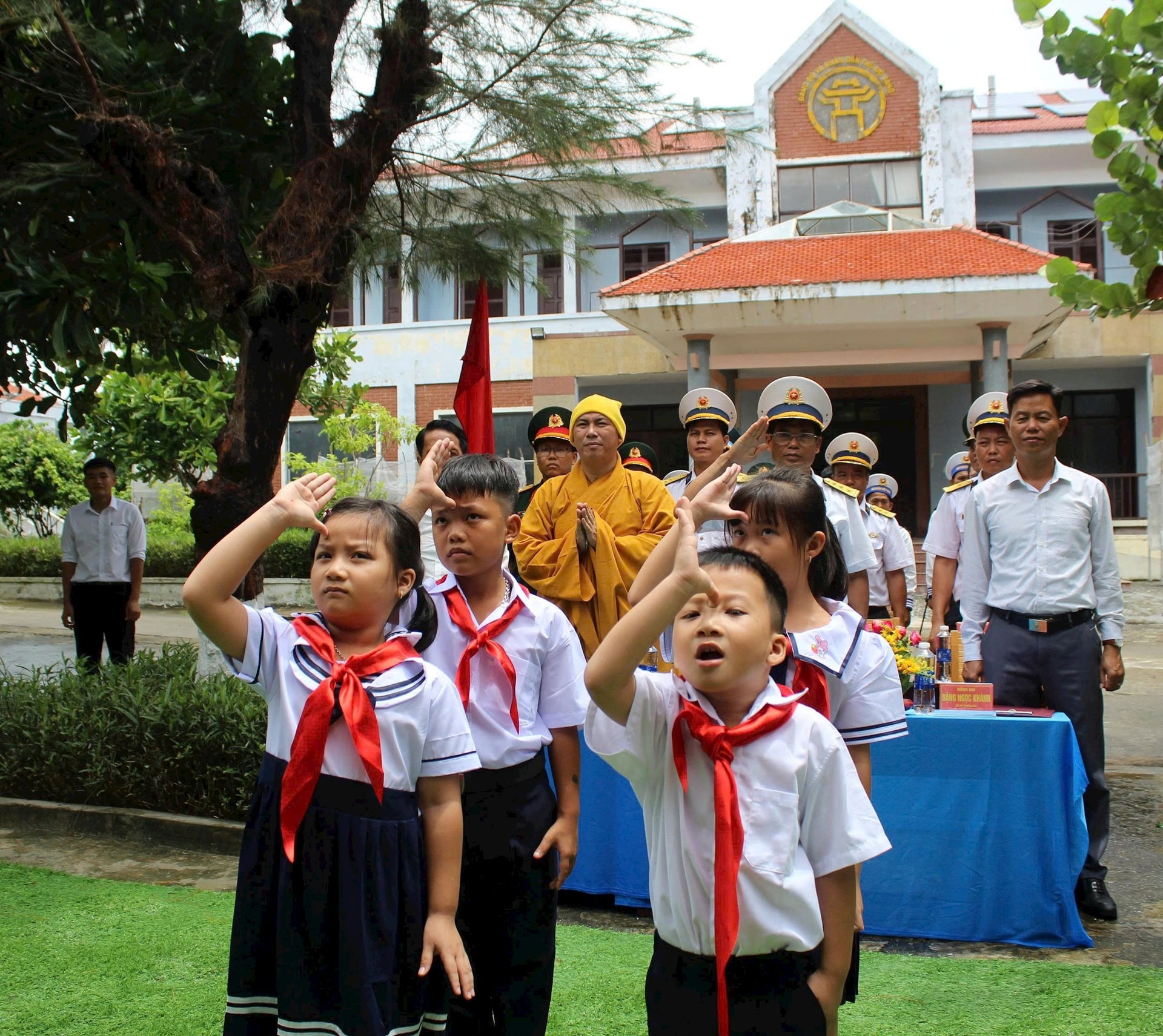 hoc-sinh-dac-khu-truong-sa-cat-tieng-hat-quoc-ca.jpg