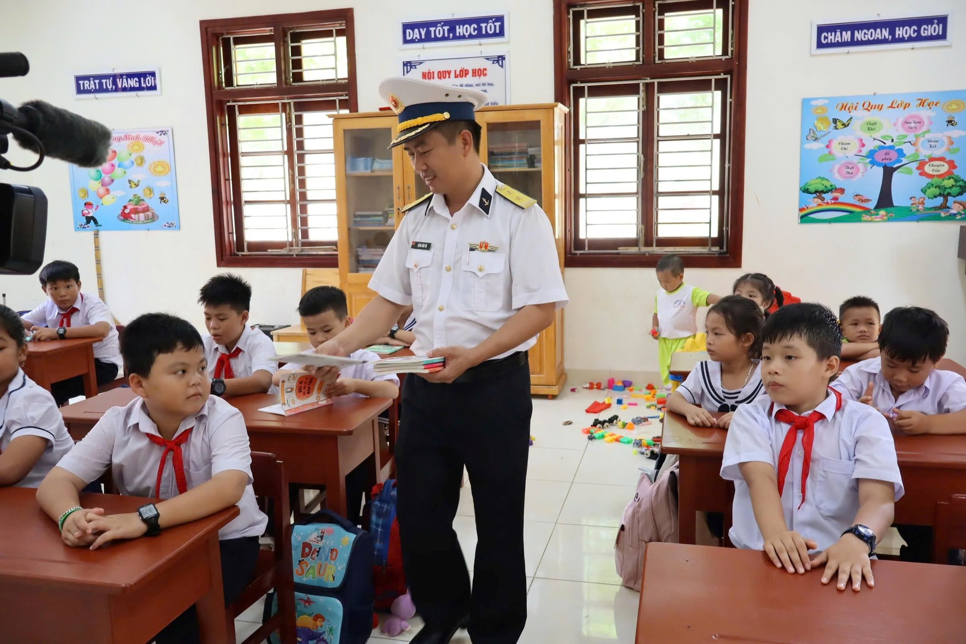 lanh-dao-chi-huy-dao-da-tay-tang-sach-vo-cho-cac-chau-nhan-dip-nam-hoc-moi.jpg