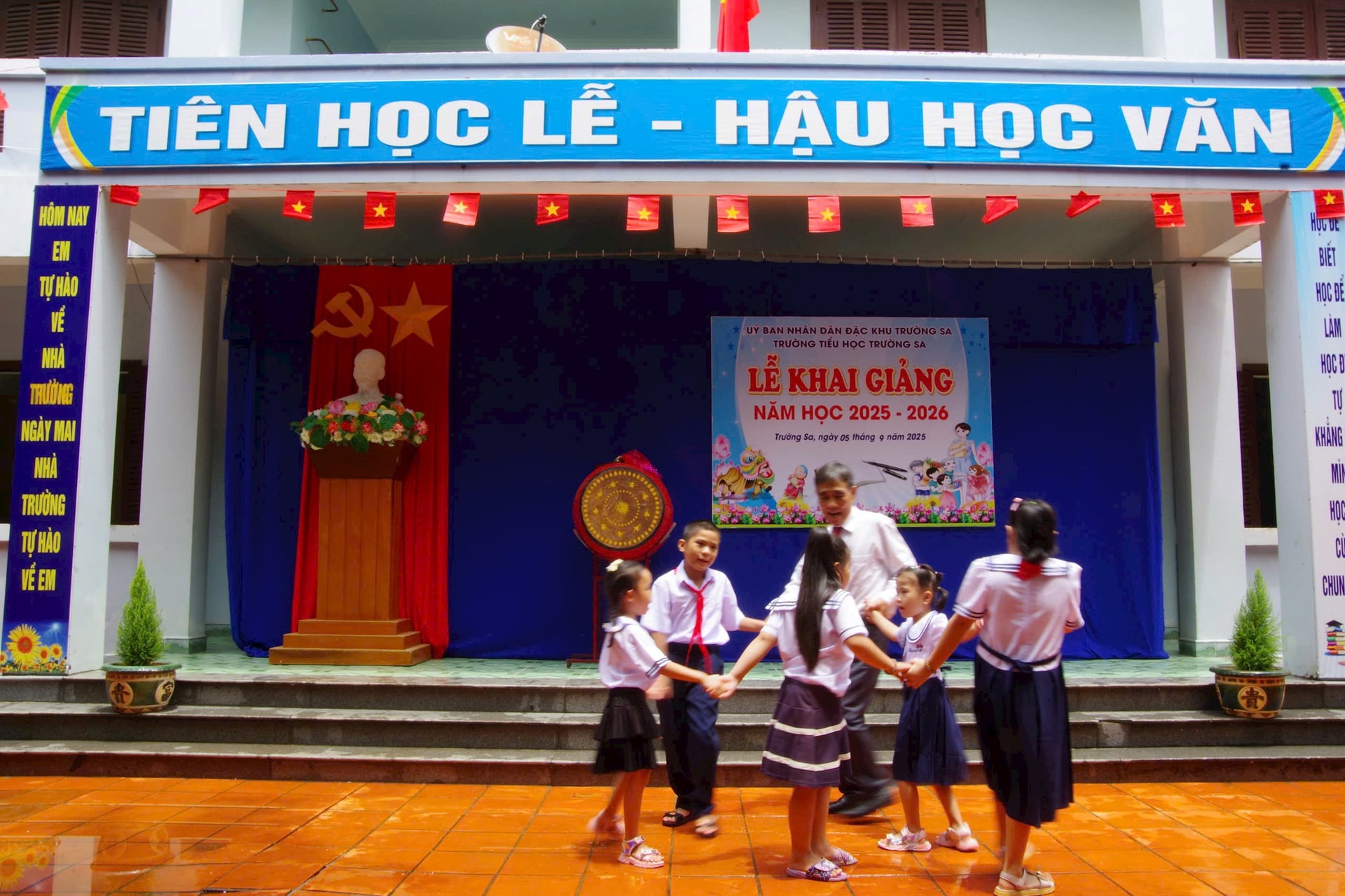 thay-tro-dac-khu-truong-sa-tung-tang-nam-hoc-moi.jpg