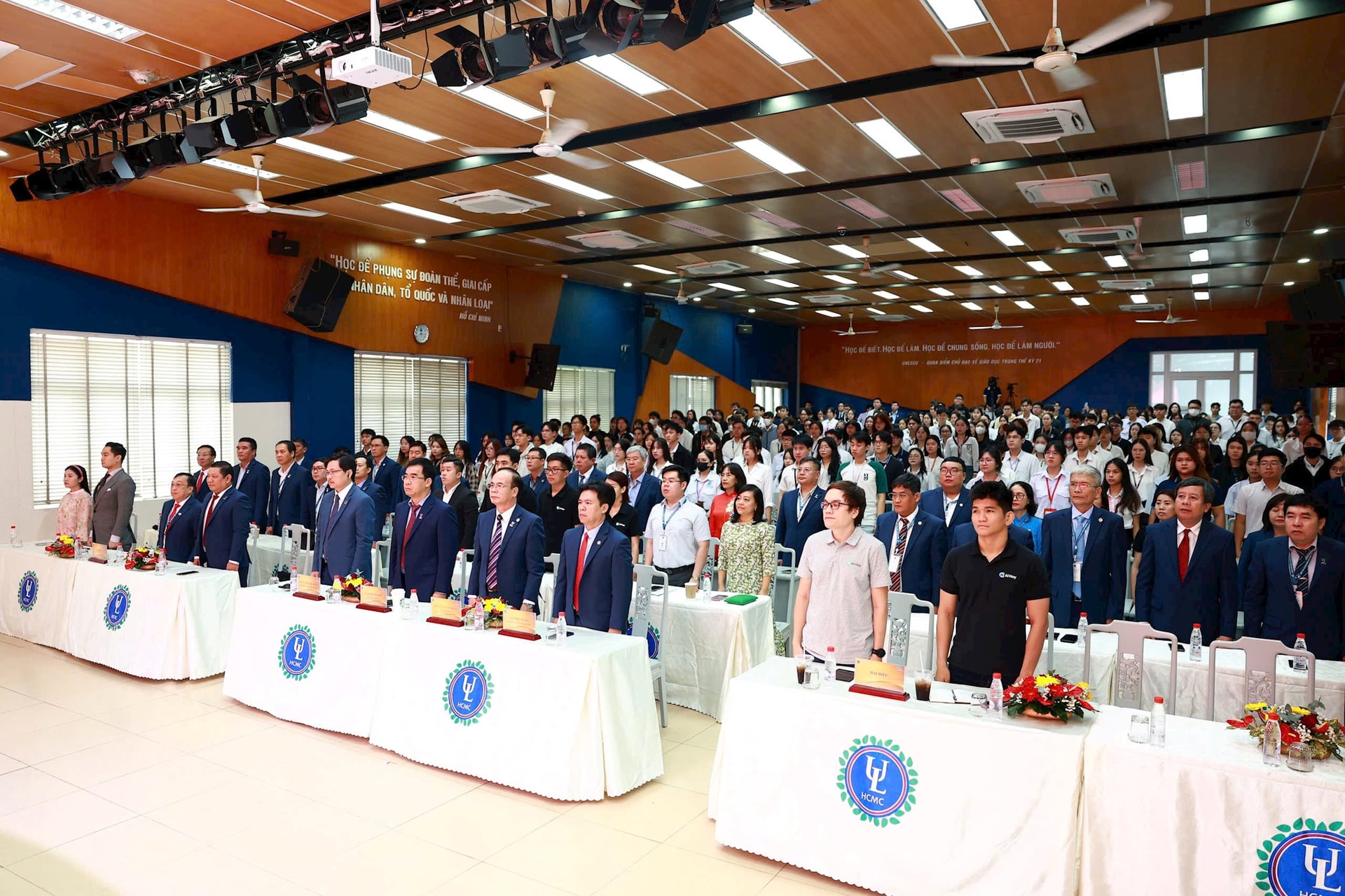 toan-canh-le-khai-giang-nam-hoc-tai-ulaw.jpg