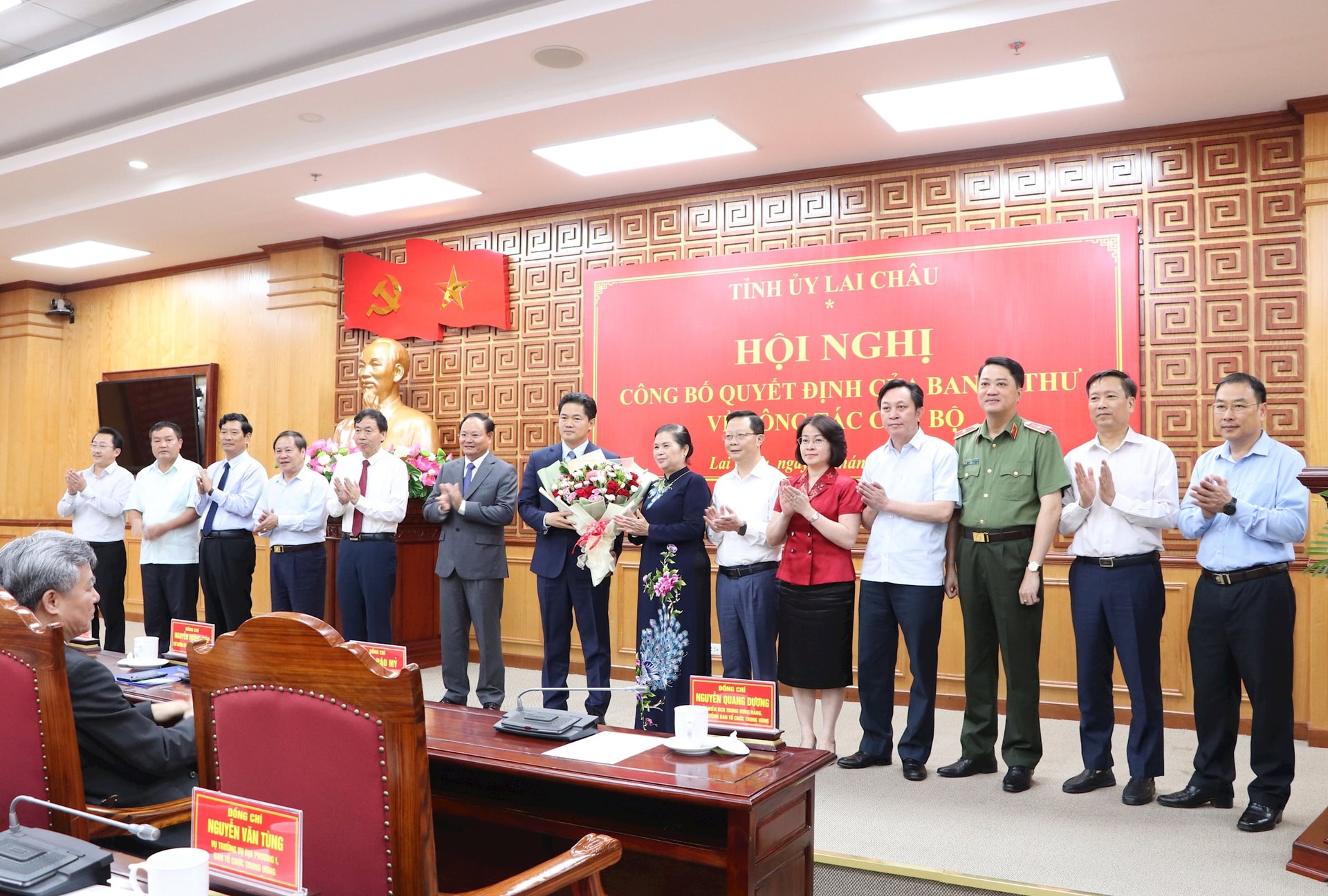 10btv-tang-hoa-chuc-mung.jpg