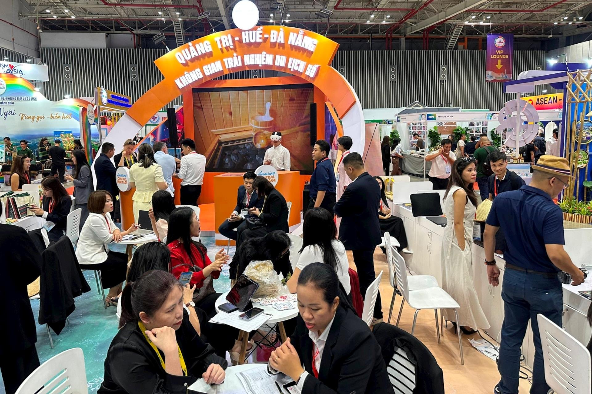 7.-gap-go-ket-noi-b2b-tai-gian-hang-1(1).jpg