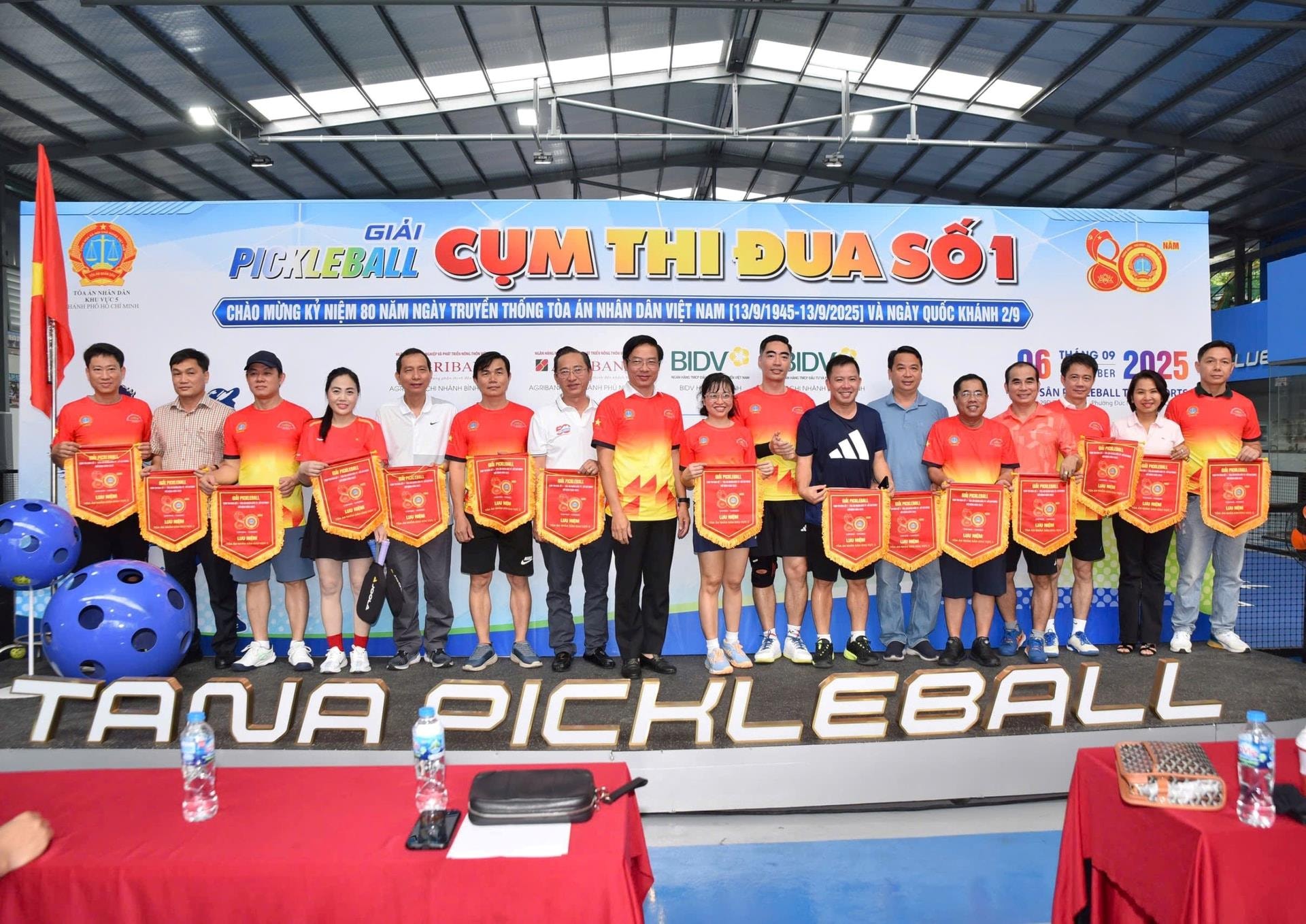 pho-chanh-an-trao-co-luu-niem-cho-cac-doi(1).jpg