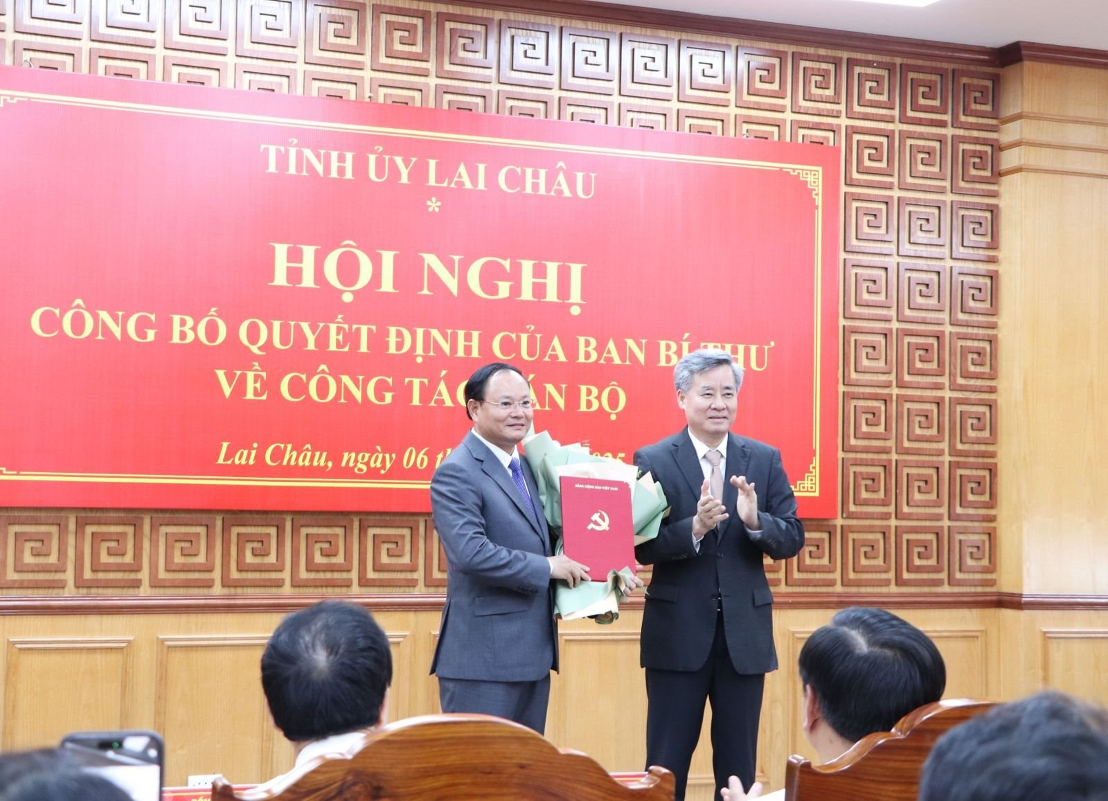 trao-qd-va-tang-hoa.jpg