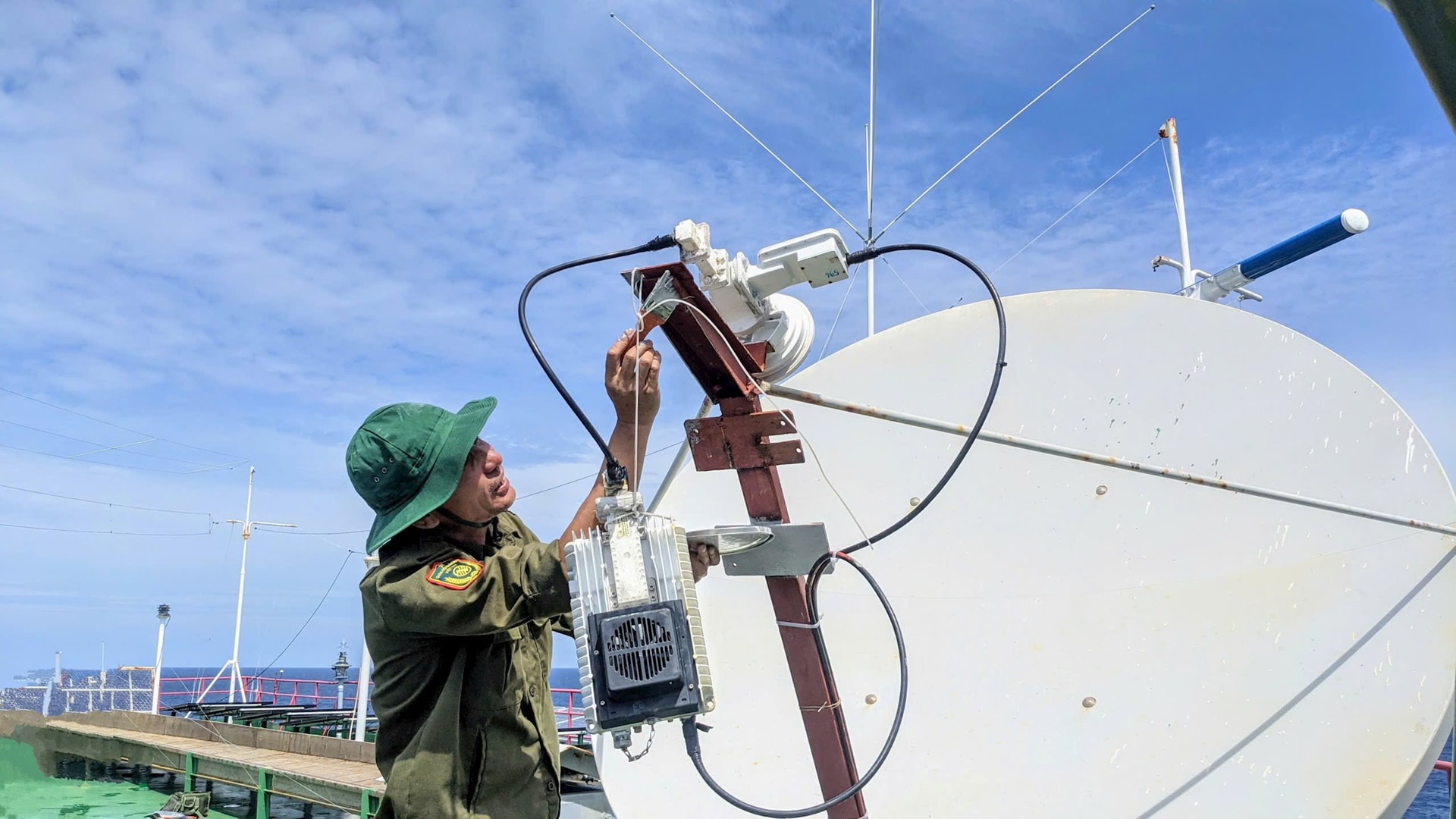 3.-luc-luong-bao-duong-ky-thuat-cap-2-tram-vsat-tren-cac-nha-gian.jpg