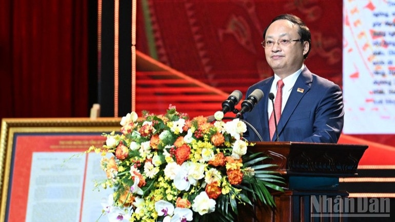 Đồng chí Đỗ Tiến Sỹ, Ủy viên Trung ương Đảng, Tổng Giám đốc Đài Tiếng nói Việt Nam đọc diễn văn tại lễ kỷ niệm. (Ảnh: TRẦN HẢI)