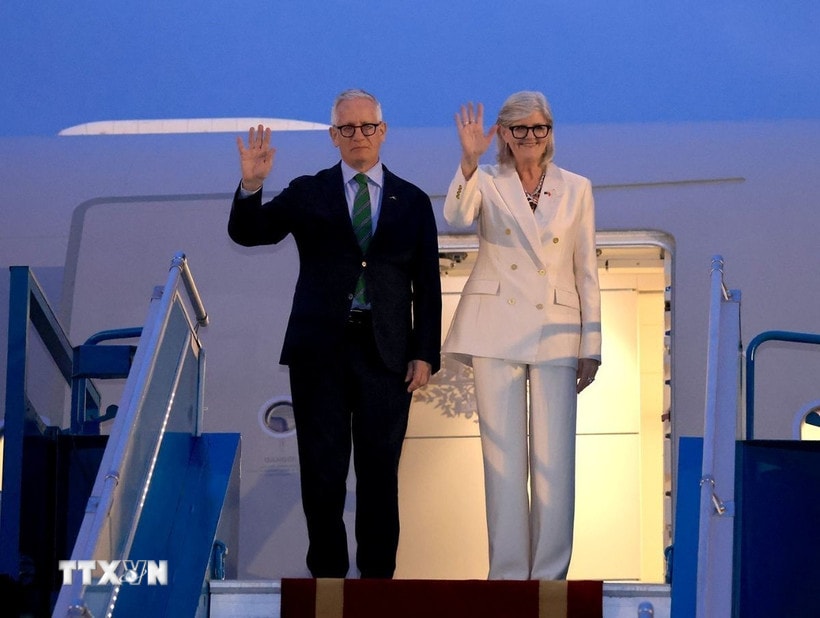 Toàn quyền Australia Sam Mostyn và Phu quân đến sân bay quốc tế Nội Bài tối 9/9. (Ảnh: Tuấn Anh/TTXVN)