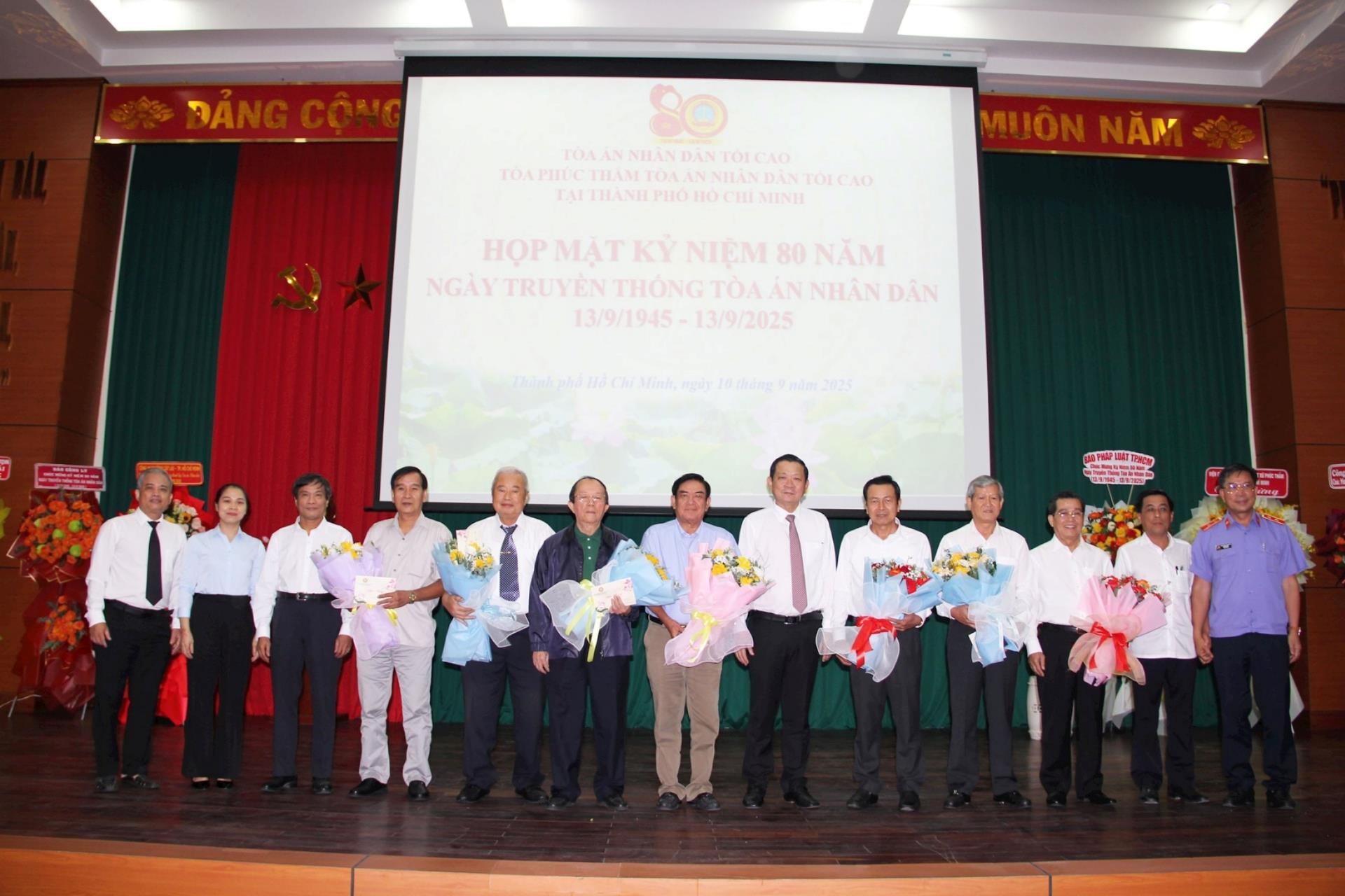 lanh-dao-cac-co-quan-chuc-mung(1).jpg