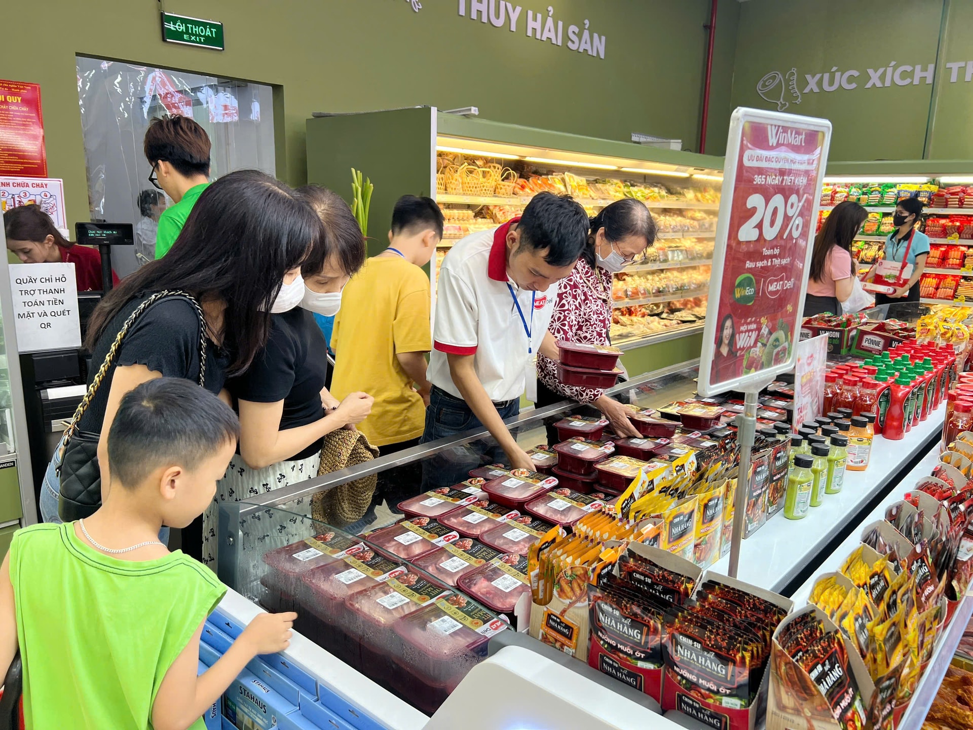 nguoi-tieu-dung-chon-mua-thit-u-mat-meatdeli-tai-he-thong-sieu-thi-winmart-winmart-.jpg