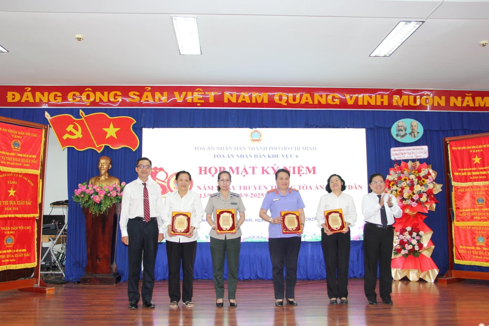 tang-qua-luu-niem-khoi-noi-chinh(1).jpg