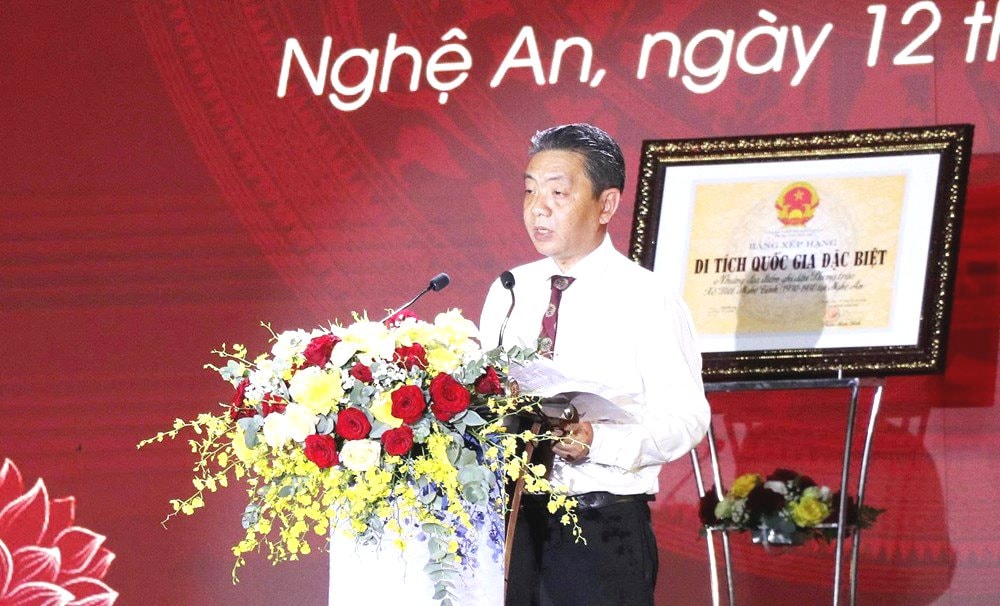 9-811426_qgav.jpg
