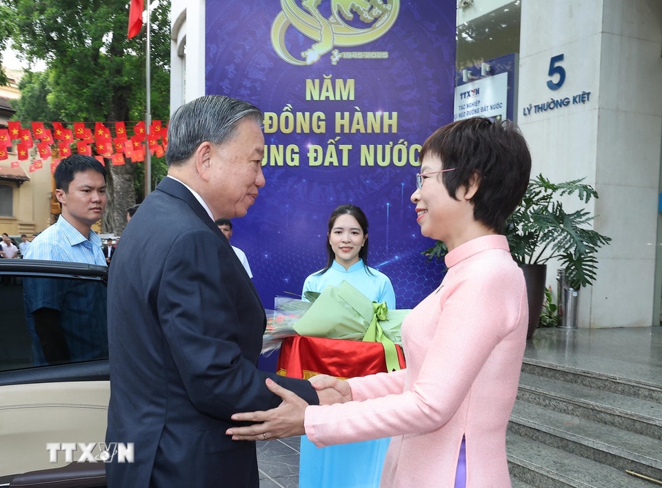 Tổng Giám đốc TTXVN Vũ Việt Trang đón Tổng Bí thư Tô Lâm dự Lễ kỷ niệm 80 năm Thông tấn xã Việt Nam. (Ảnh: Lâm Khánh/TTXVN)