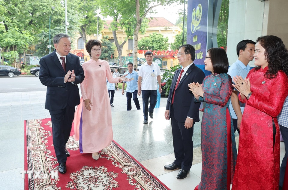 Tổng Giám đốc TTXVN Vũ Việt Trang đón Tổng Bí thư Tô Lâm dự Lễ kỷ niệm 80 năm Thông tấn xã Việt Nam. (Ảnh: Thống Nhất/TTXVN)