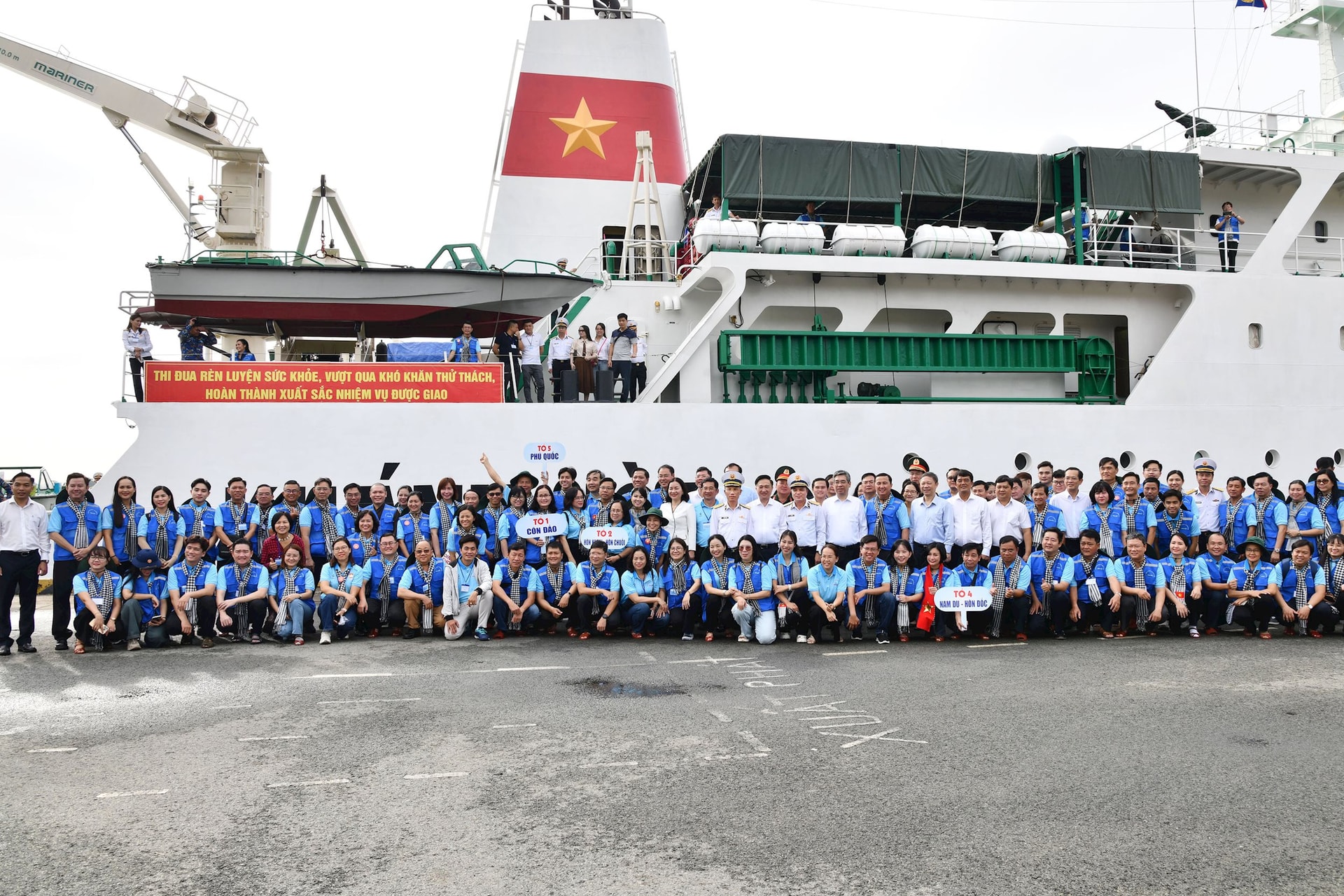 1.-cac-dai-bieu-chup-anh-luu-niem-truoc-gio-len-tau-di-tham-can-bo-chien-si-nhan-dan-va-cac-luc-luong-tren-vung-bien-tay-nam.jpg
