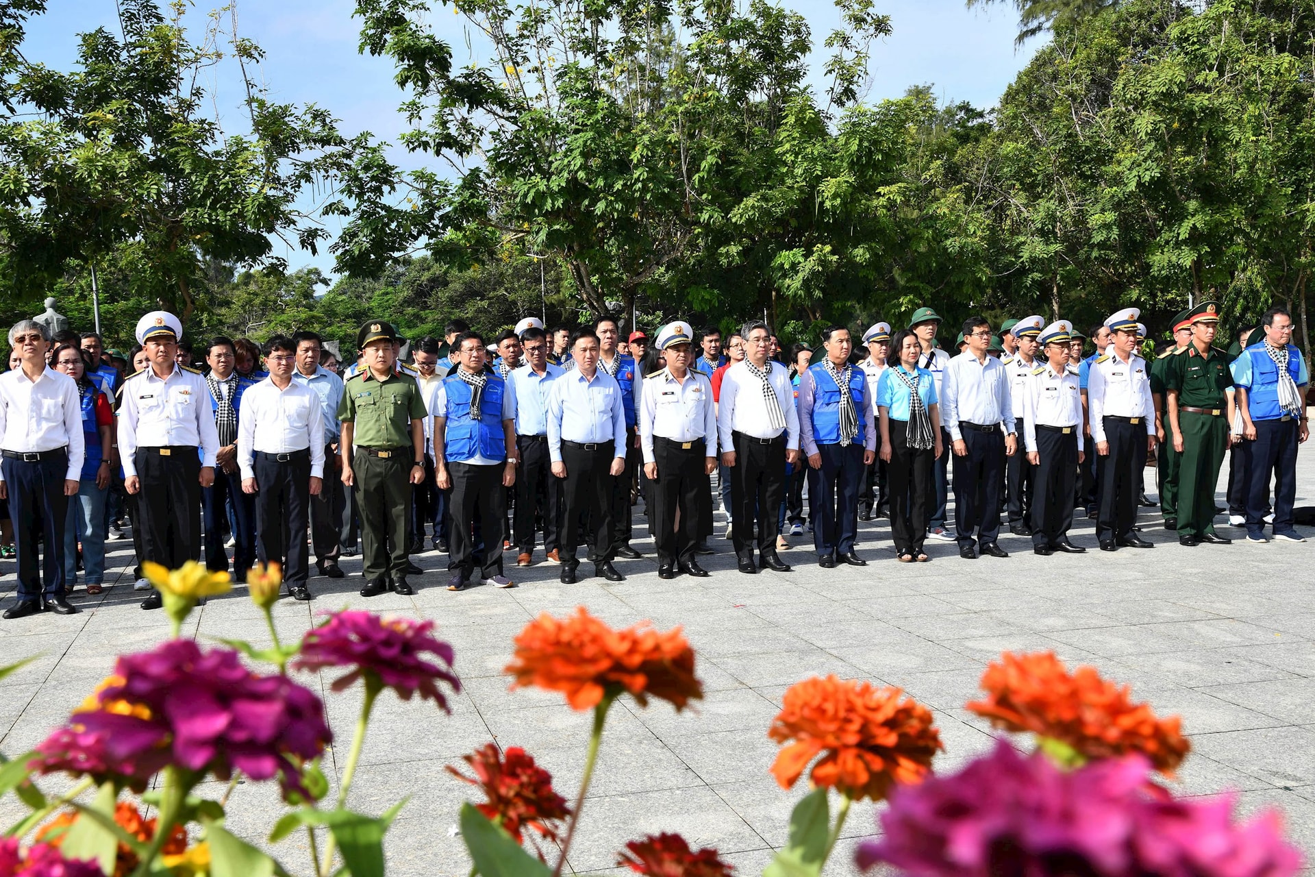 2.-lanh-dao-doan-cong-tac-va-cac-dai-bieu-dang-hoa-dang-huong-tai-nghia-trang-hang-duong-dac-khu-con-dao-(1).jpg