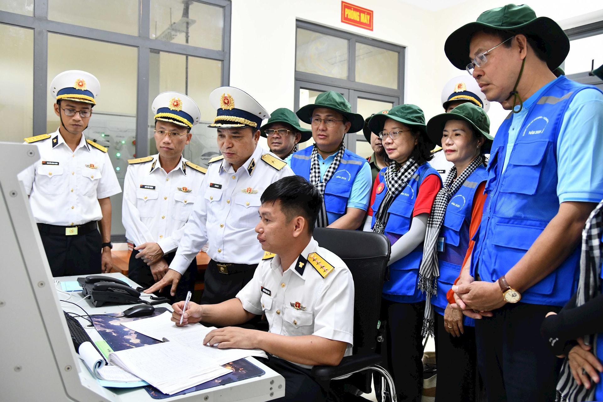 3.-chuan-do-doc-do-van-yen-pho-chinh-uy-hai-quan-thu-ba-tu-trai-sang-kiem-tra-kip-truc-tram-ra-da-595-trung-doan-551-vung-5-hai-quan-thuc-hien-nhiem-vu.jpg