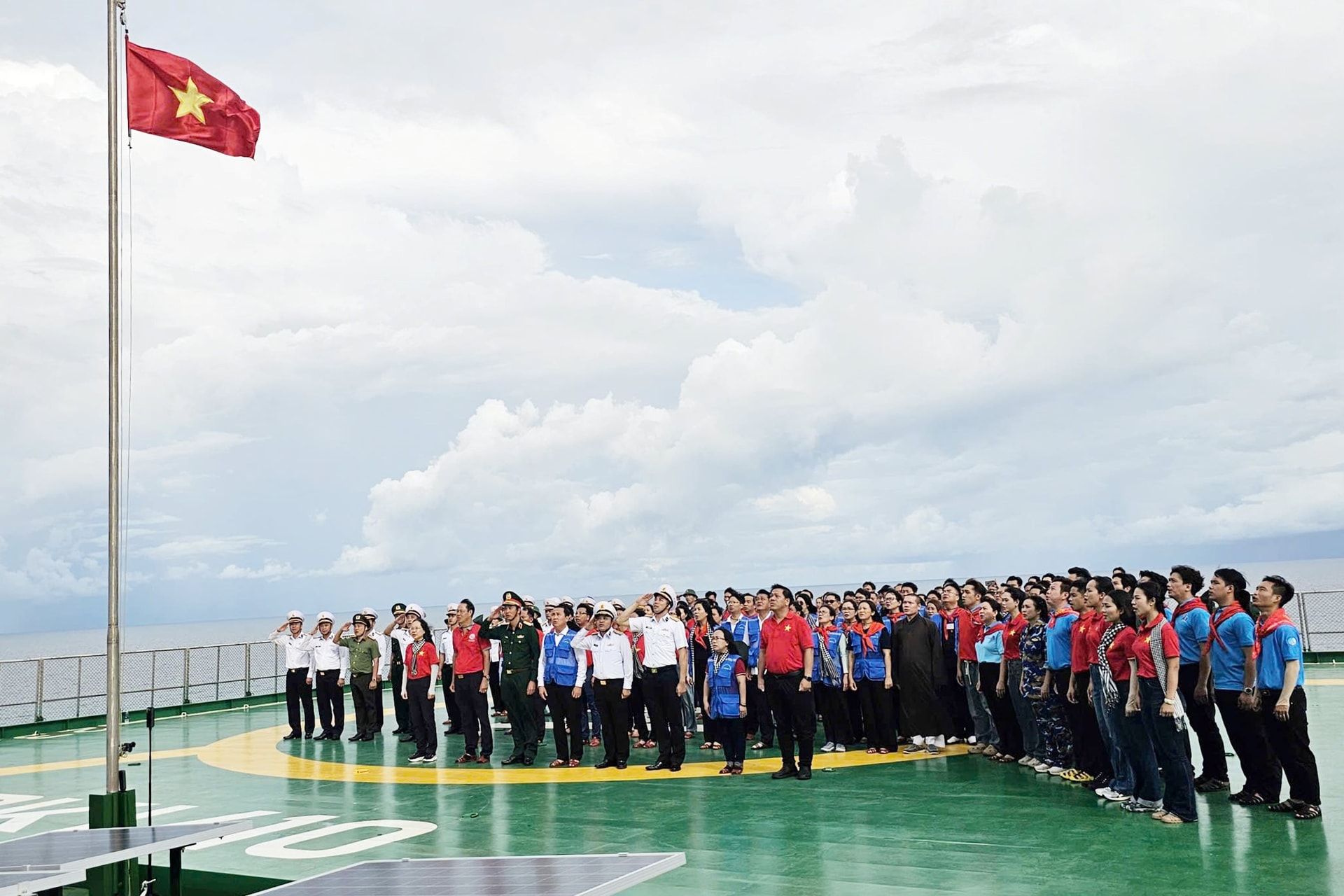 4.-cac-dai-bieu-tham-du-le-chao-co-tren-nha-gian-dk1.jpg