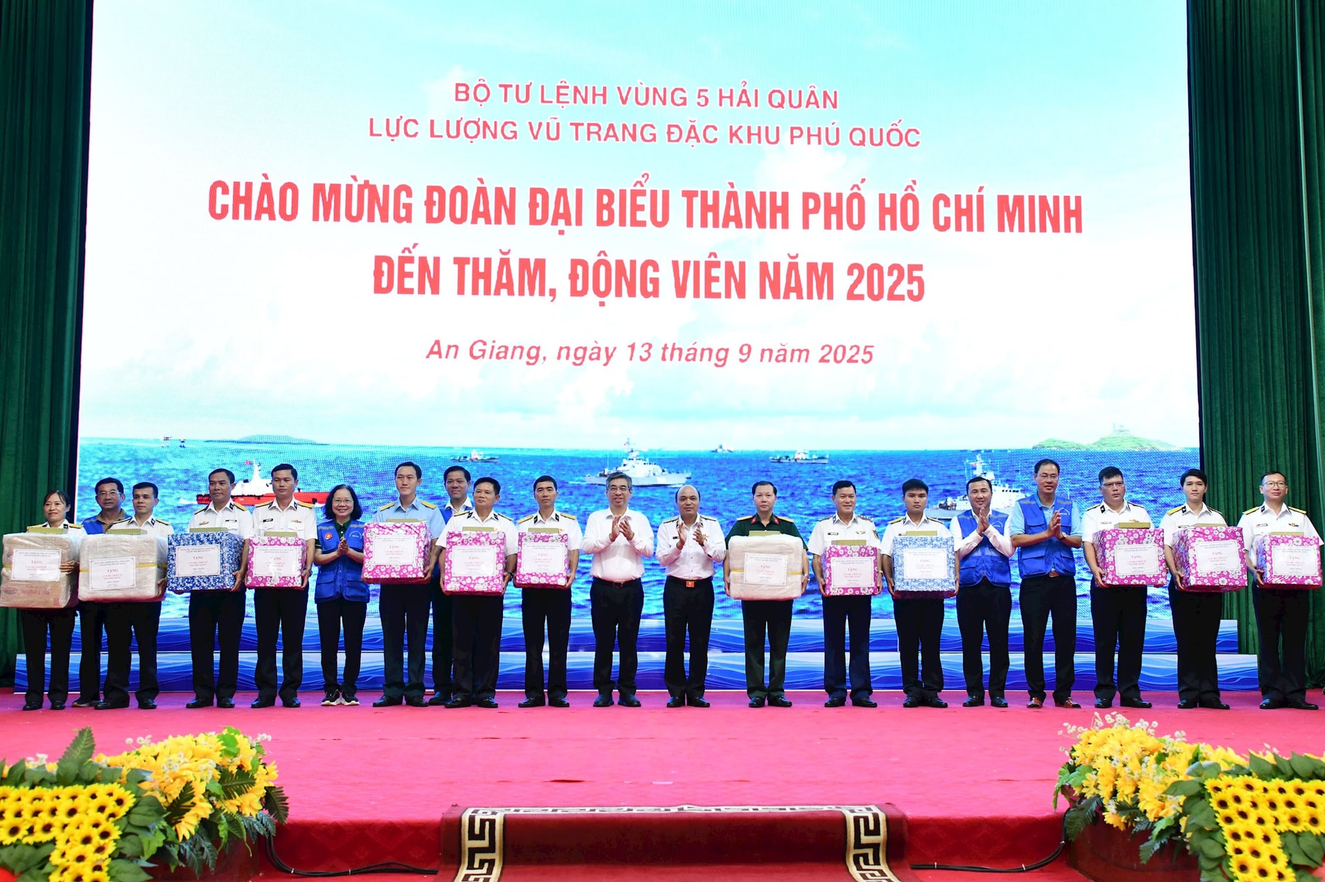 5.-lanh-dao-quan-chung-hai-quan-va-tp.-ho-chi-minh-tang-qua-cac-don-vi-dong-quan-tren-dao-phu-quoc.jpg
