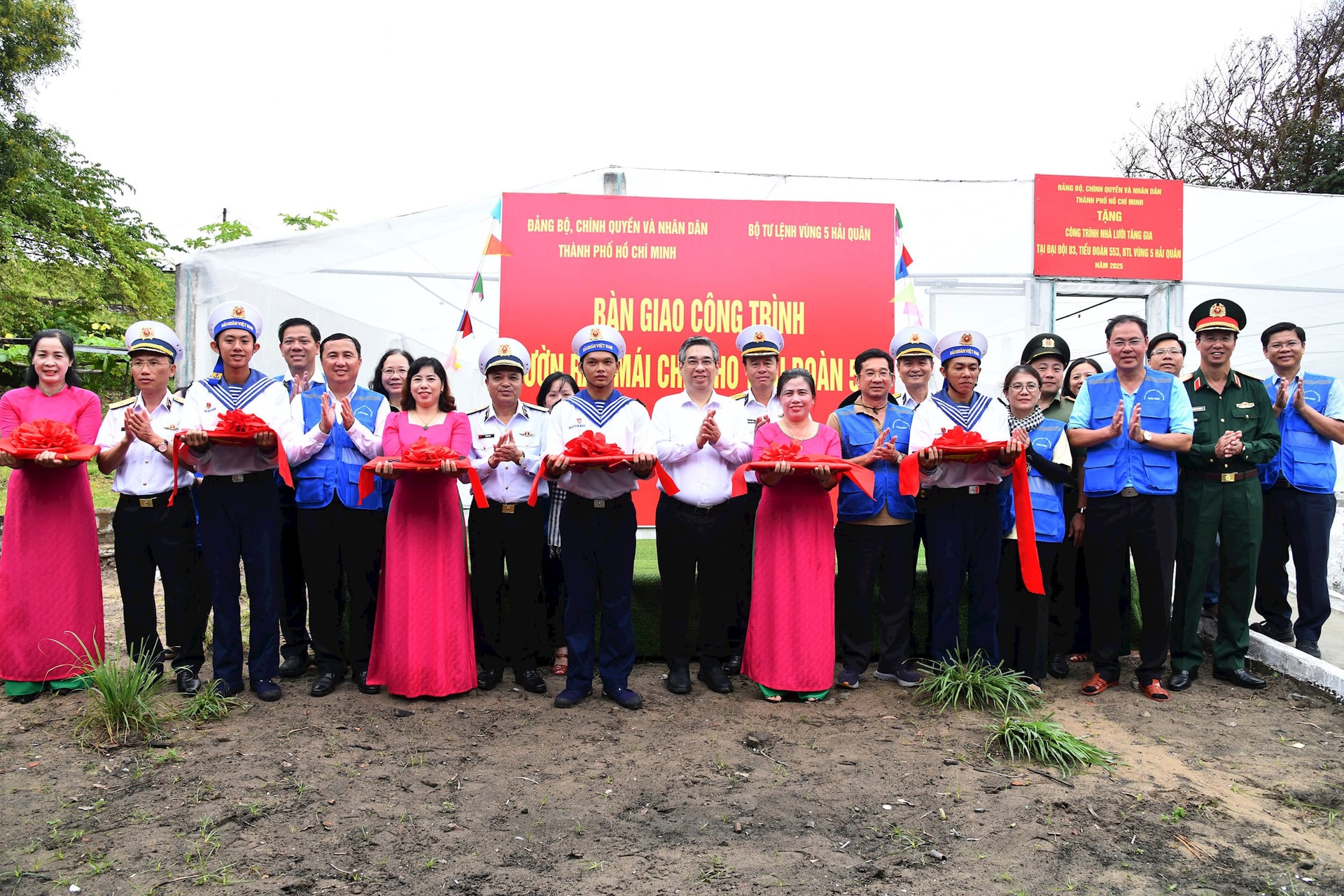 6.-lanh-dao-tp.-ho-chi-minh-cung-cac-dai-bieu-cat-bang-khanh-thanh-ban-giao-cong-trinh-vuon-rau-mai-che-tang-tieu-doan-553-vung-5-hai-quan.jpg