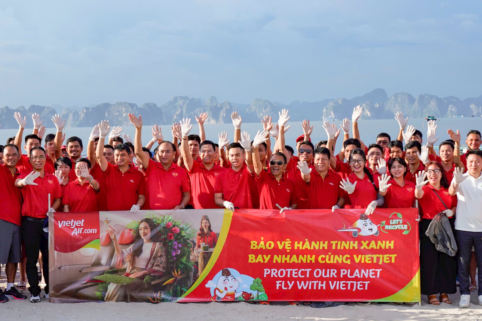 a1chien-binh-vietjet-dong-loat-ra-quan-lam-sach-bien-ha-long.jpg