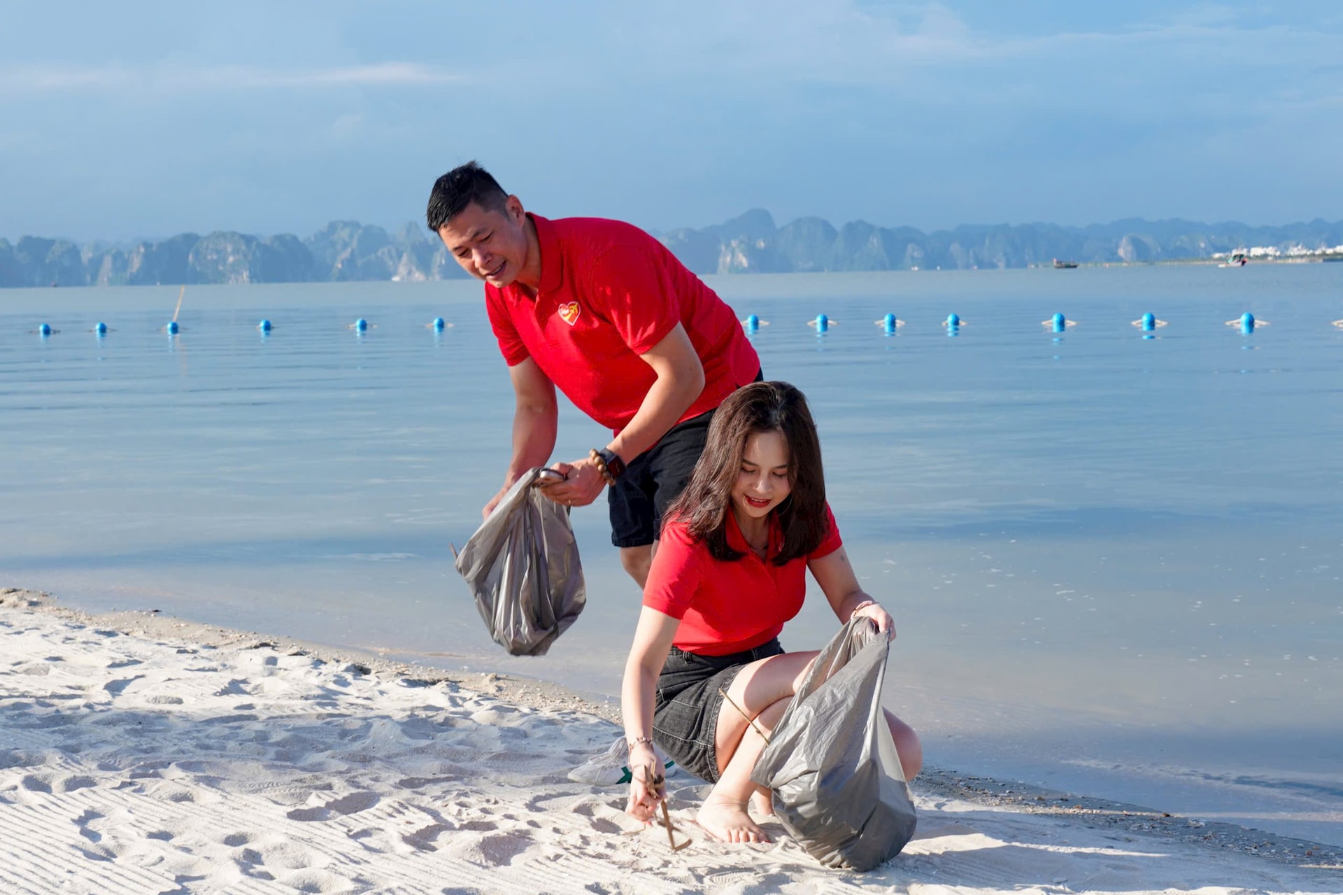 a4chien-binh-vietjet-dong-loat-ra-quan-lam-sach-bien-ha-long.jpg
