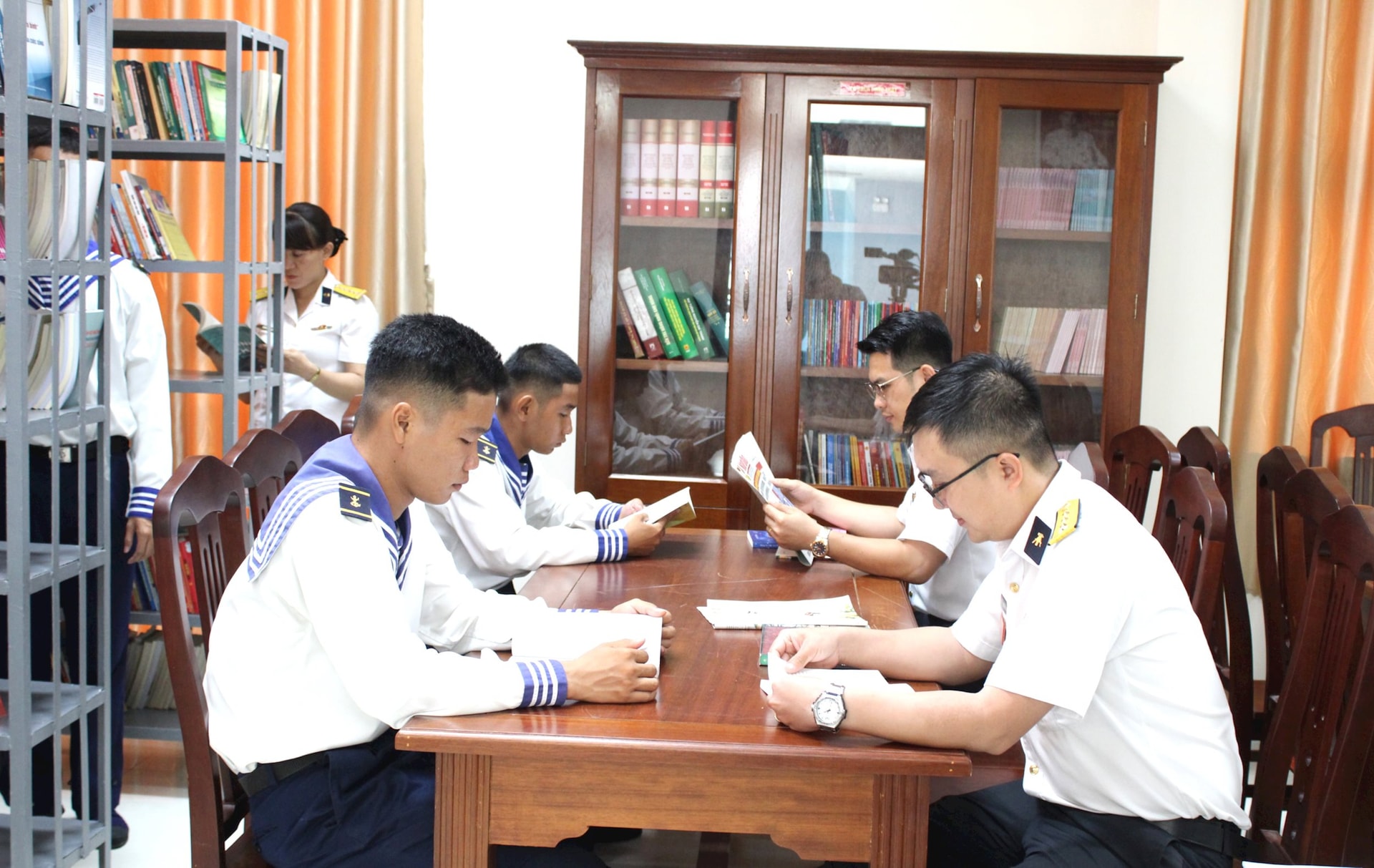 anh-2-nhieu-can-bo-doan-vien-nghien-cuu-tim-doc-sach-phap-luat.jpg