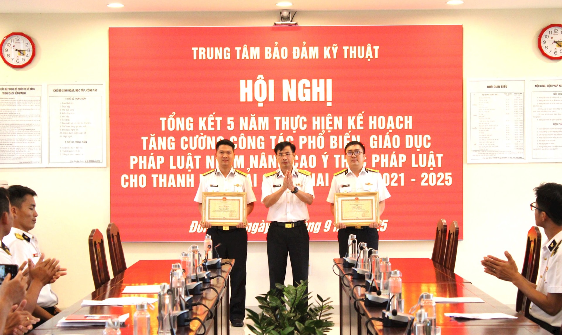 anh-3-chi-huy-trung-tam-trao-giay-khen-cho-02-ca-nhan-co-thanh-tich-tot.jpg
