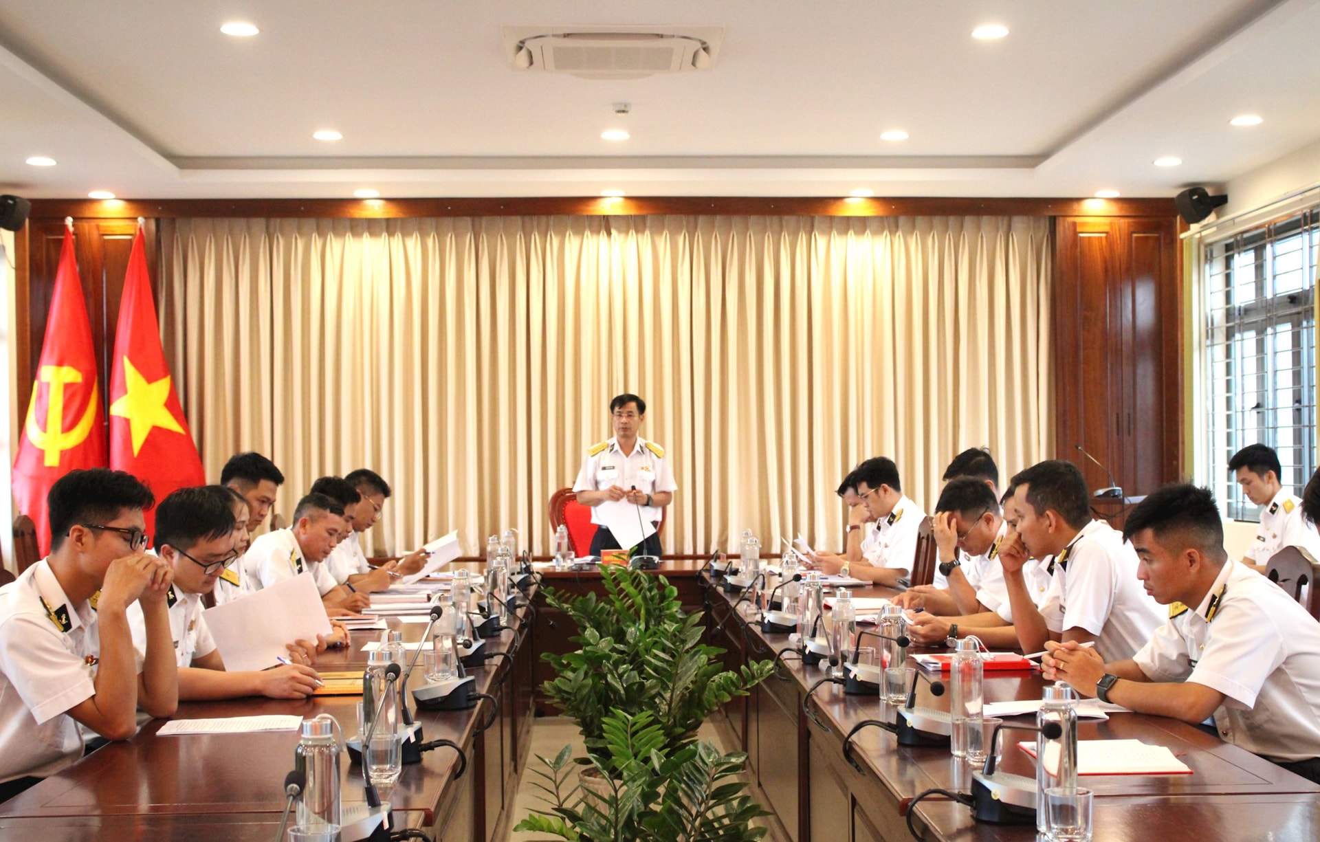 anh-4-dai-ta-nguyen-huu-luong-bi-thu-dang-uy-chinh-uy-ket-luan-hoi-nghi.jpg
