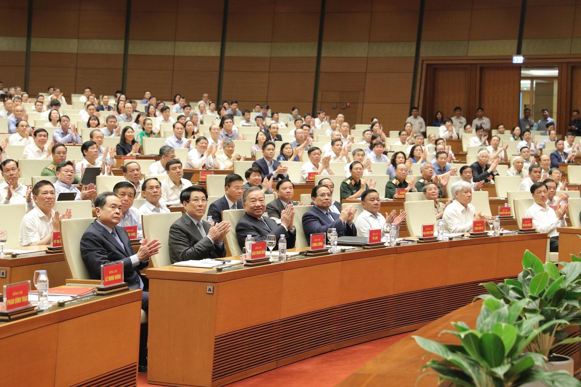 cac-dai-bieu-du-hoi-nghi.jpg