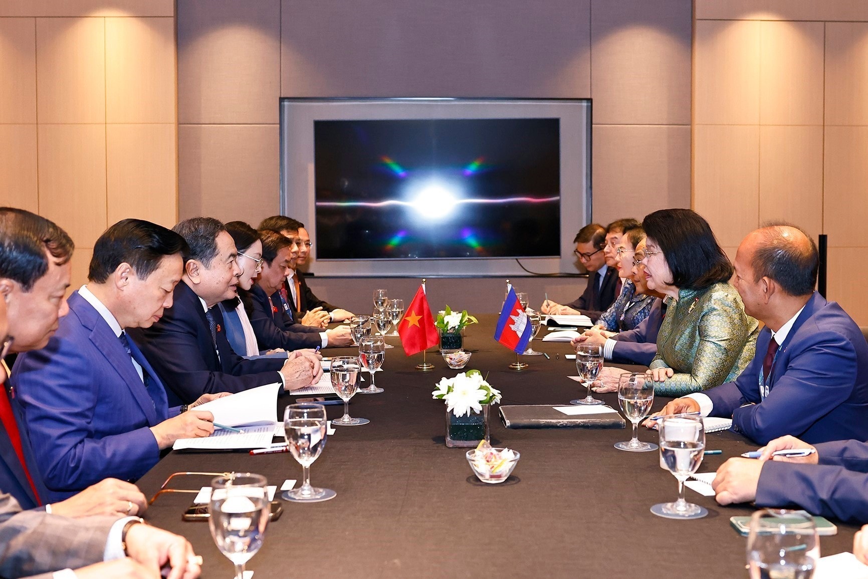 vna-potal-chu-tich-quoc-hoi-tran-thanh-man-gap-chu-tich-quoc-hoi-campuchia-8279320.jpg