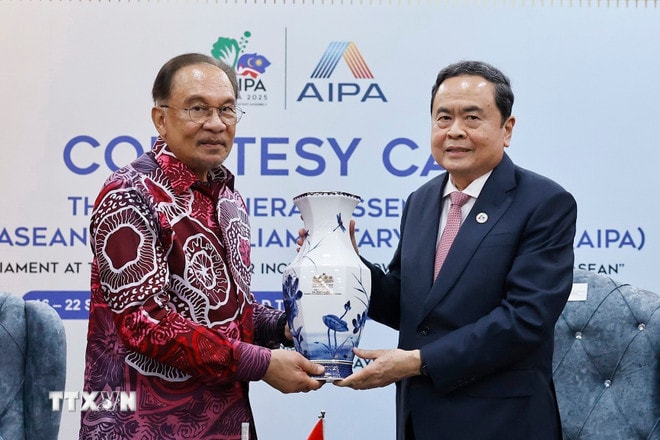 ttxvn-chu-tich-quoc-hoi-tran-thanh-man-hoi-kien-thu-tuong-malaysia-anwar-ibrahim.jpg