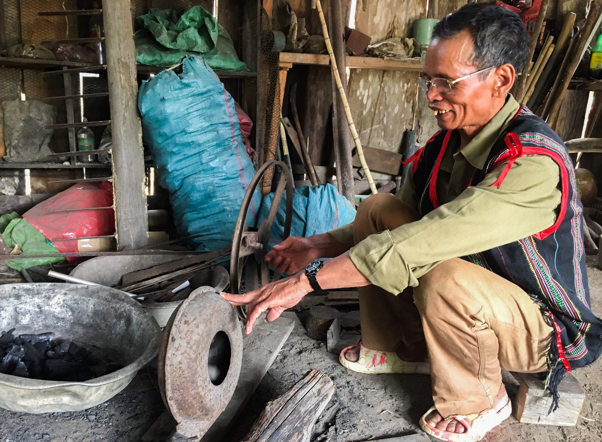 dung-cu-thoi-hoi-thu-cong-tho-so-dung-tay-duoc-nghe-nhan-a-vung-gin-giu-de-lam-ky-niem.jpg