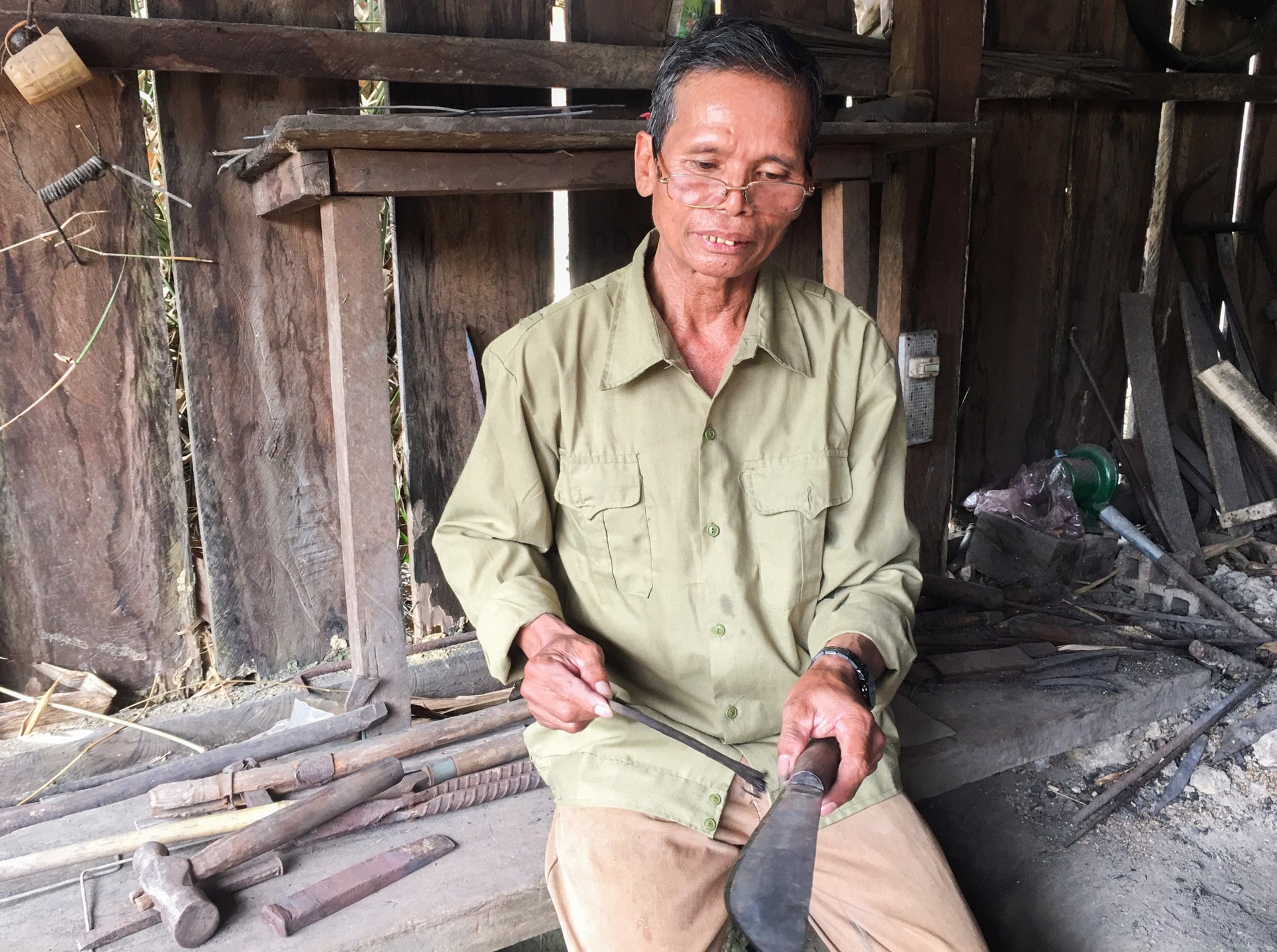 nghe-nhan-a-vung-dang-boi-mau-con-mang-vao-luoi-dao-de-them-chac-chan-it-bi-hu-hong.jpg