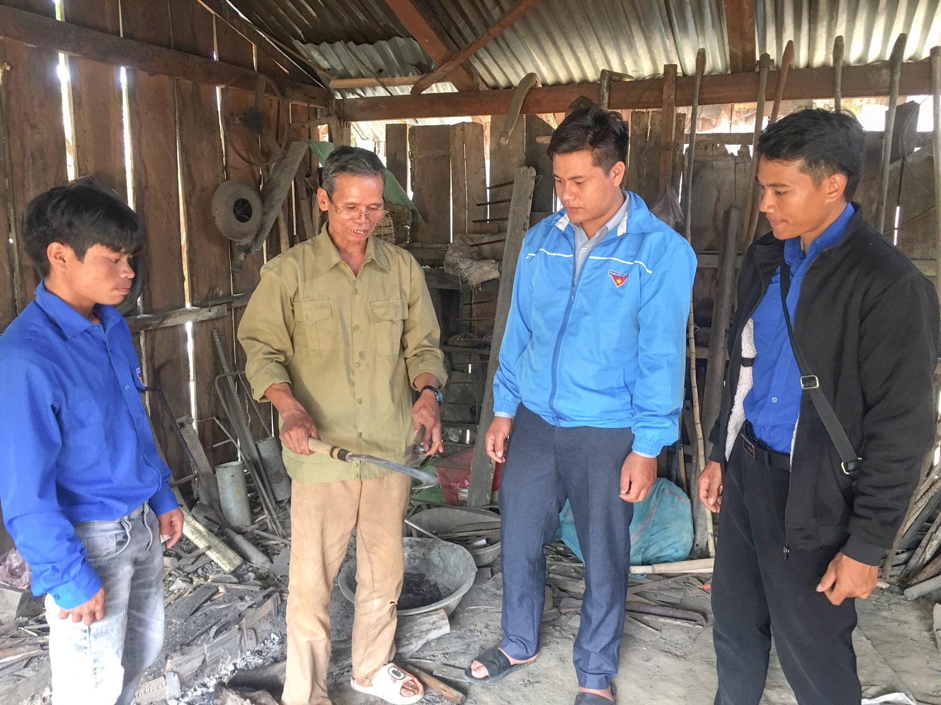 nghe-nhan-a-vung-tich-cuc-tuyen-truyen-van-dong-lop-tre-trong-lang-yeu-quy-va-gin-giu-nghe-truyen-thong.jpg