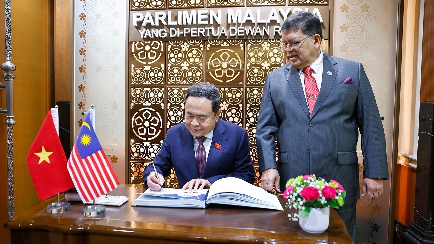vna-potal-chu-tich-quoc-hoi-tran-thanh-man-hoi-dam-voi-chu-tich-ha-vien-malaysia-tansri-dato-johari-bin-abdul-8283927-4888.jpg
