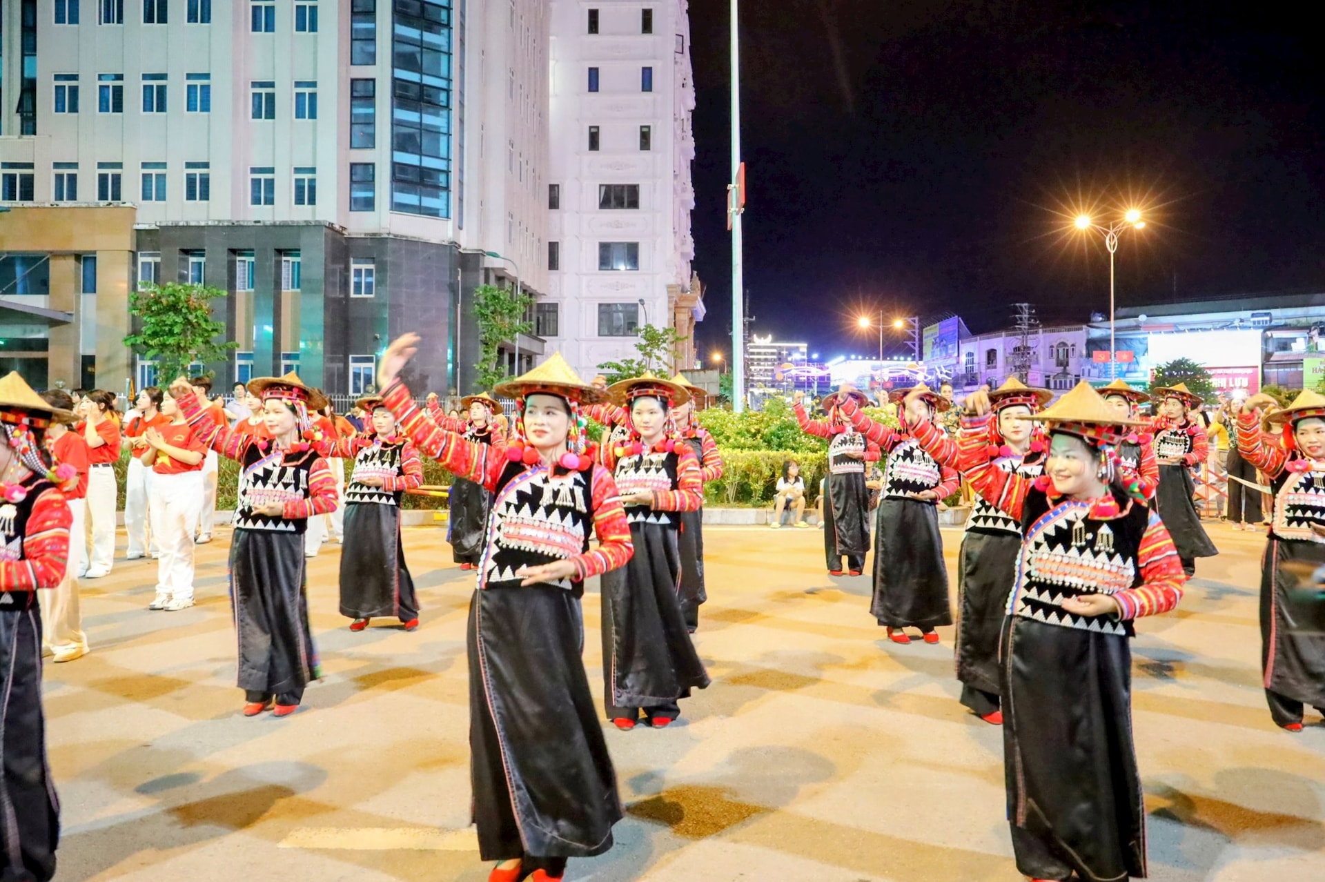 le-hoi-tinh-hoa-tay-bac-4-.jpg