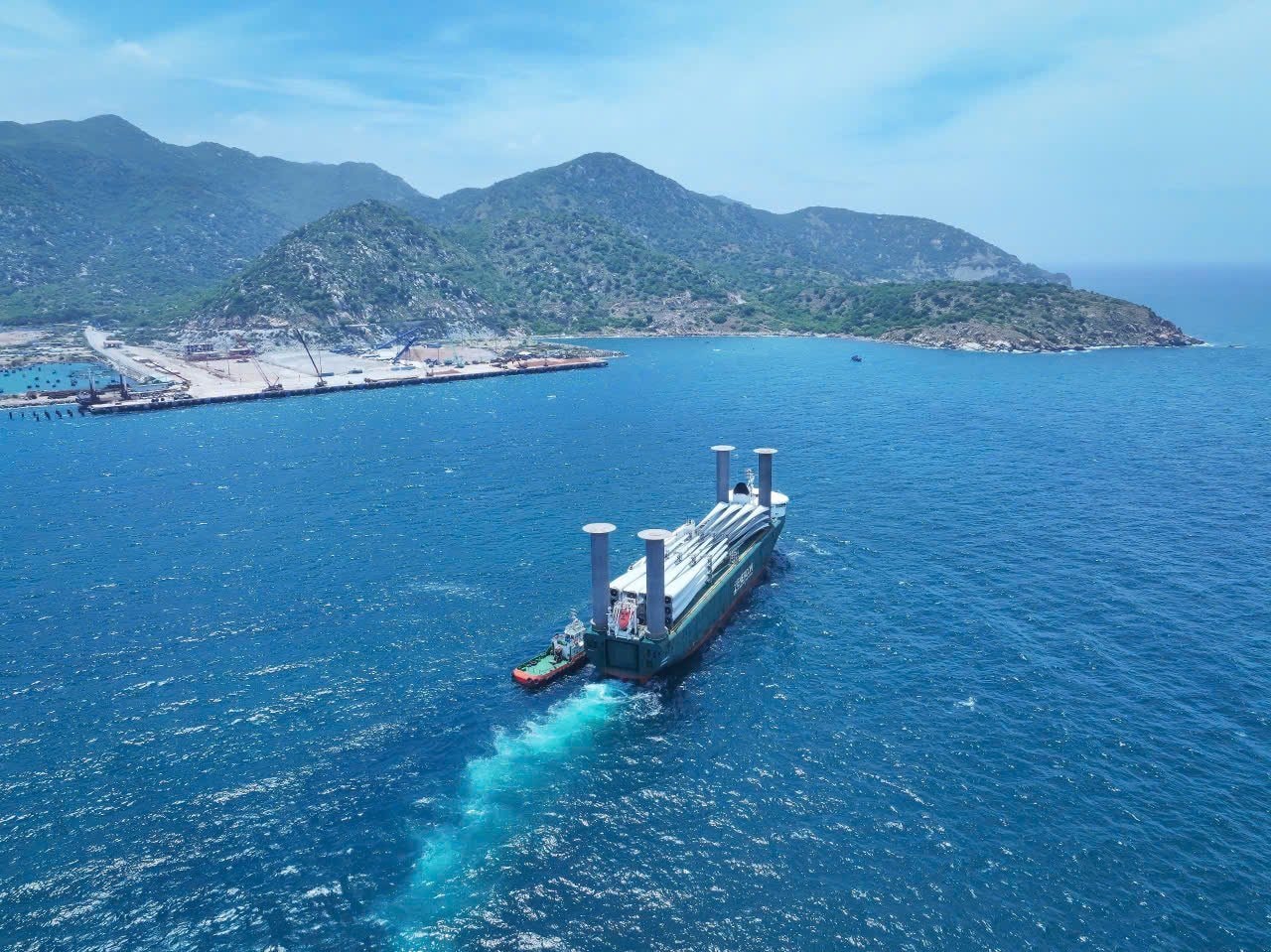 cang-bien-quoc-te-ca-na-1528.jpg