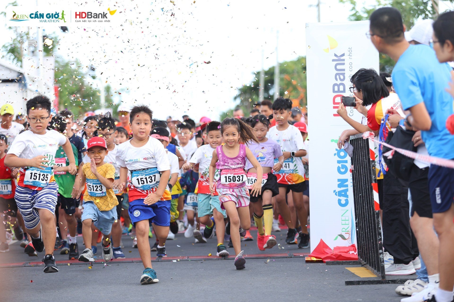 hinh-6_cac-runners-nhi-hao-hung-but-toc-ngay-khi-tieng-coi-xuat-phat-cat-len-(1).jpg