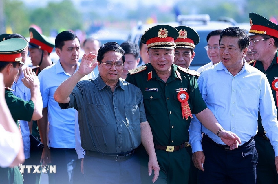 Thủ tướng Phạm Minh Chính đến dự Lễ khánh thành cầu Phong Châu mới trên Quốc lộ 32C. (Ảnh: Dương Giang/TTXVN) 